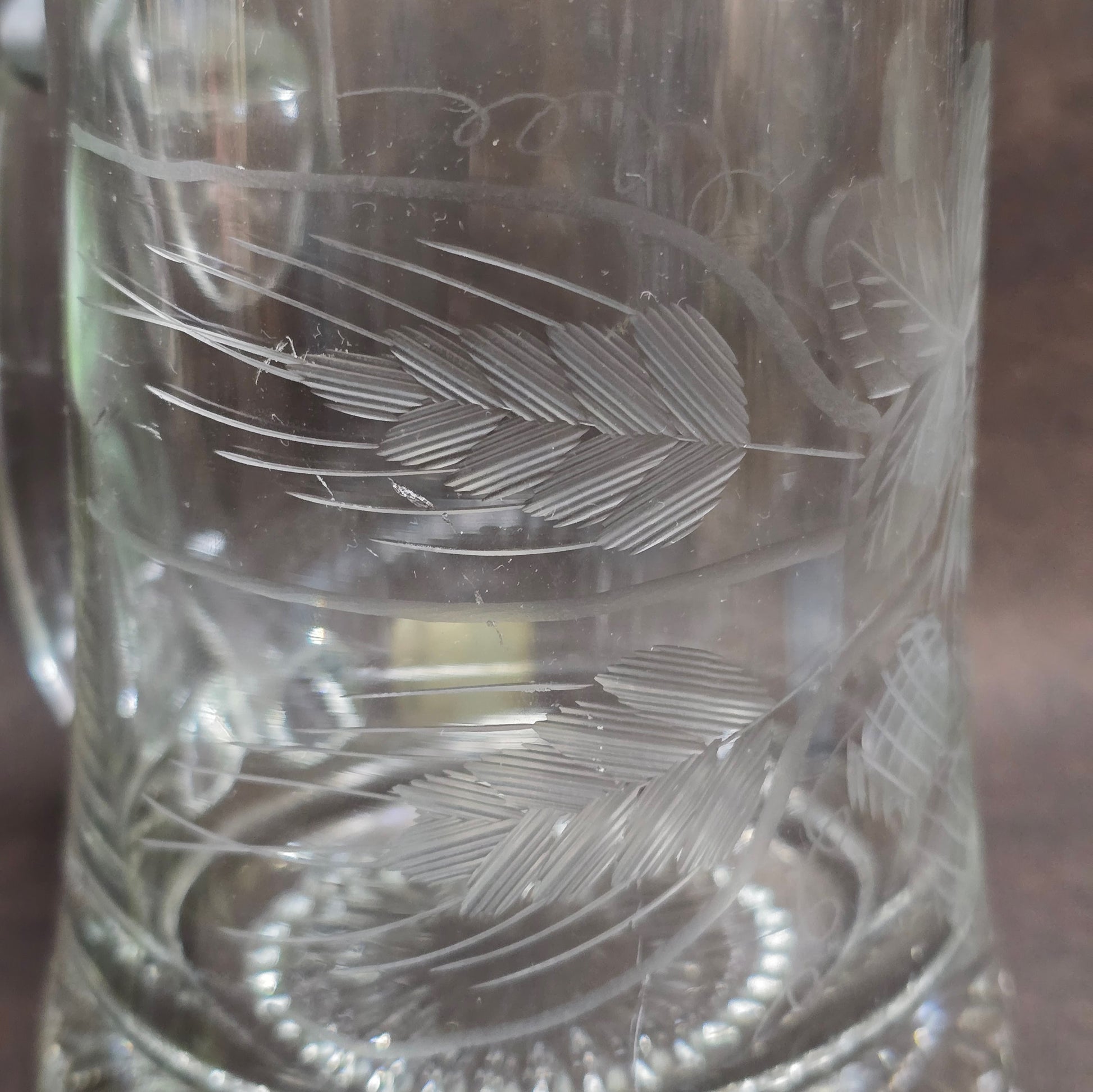 Klassischer Bierseidel von ALWE aus den 80er Jahren – 0,5L Fassungsvermögen, stabiles Kristallglas mit Zinndeckel und Gravur „Hopfen & Malz“. Ideal als Geschenk für Sammler oder Bierfreunde.