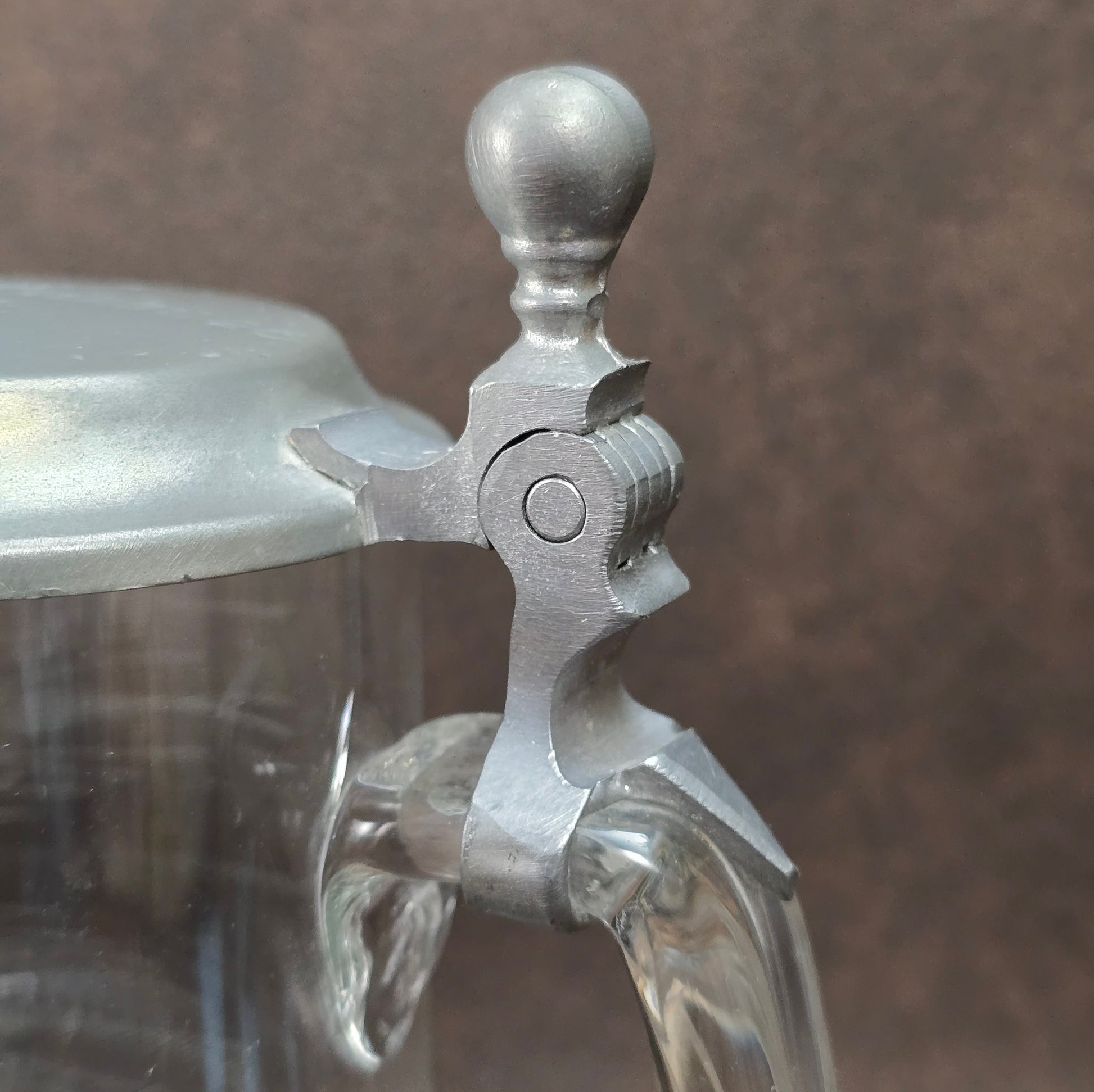 Klassischer Bierseidel von ALWE aus den 80er Jahren – 0,5L Fassungsvermögen, stabiles Kristallglas mit Zinndeckel und Gravur „Hopfen & Malz“. Ideal als Geschenk für Sammler oder Bierfreunde.