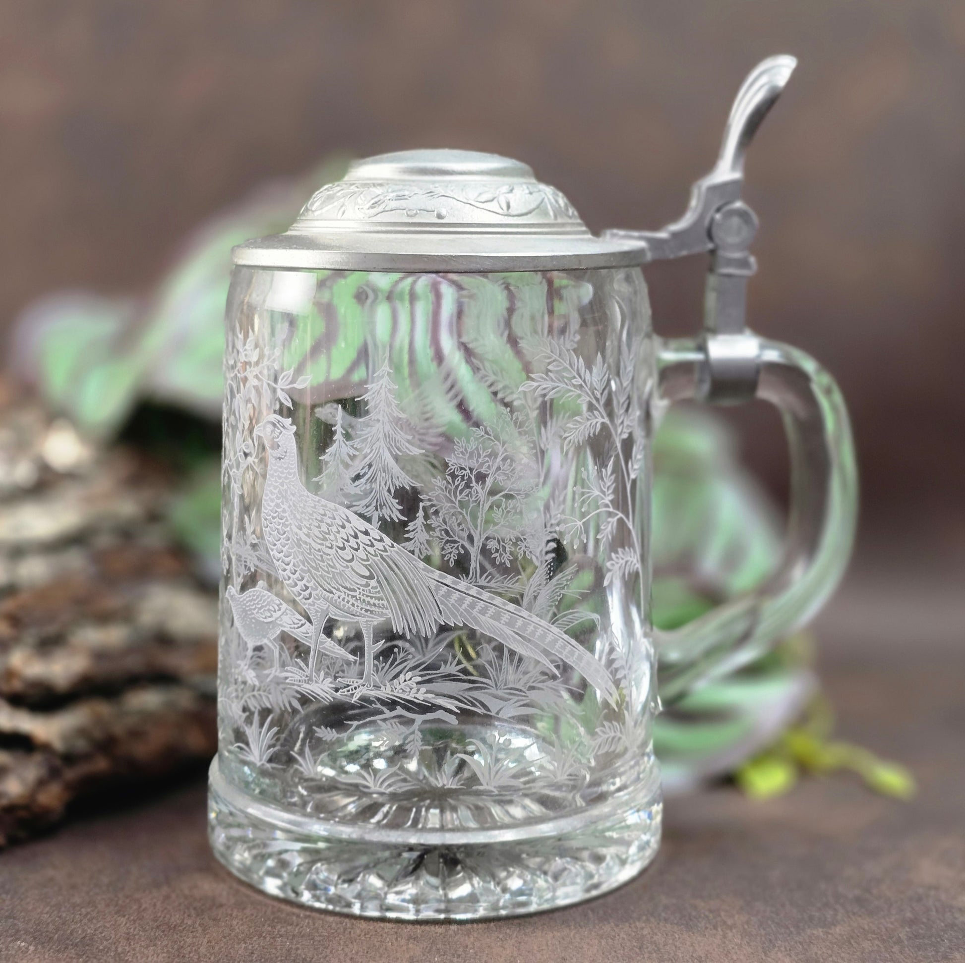Hochwertiger Vintage Bierkrug von ALWE, 0,5L, Kristallglas mit Gravur „Fasane im Wald“ & Zinn-Deckel. Perfekt für Sammler, Naturfreunde & Biergenuss mit Stil.