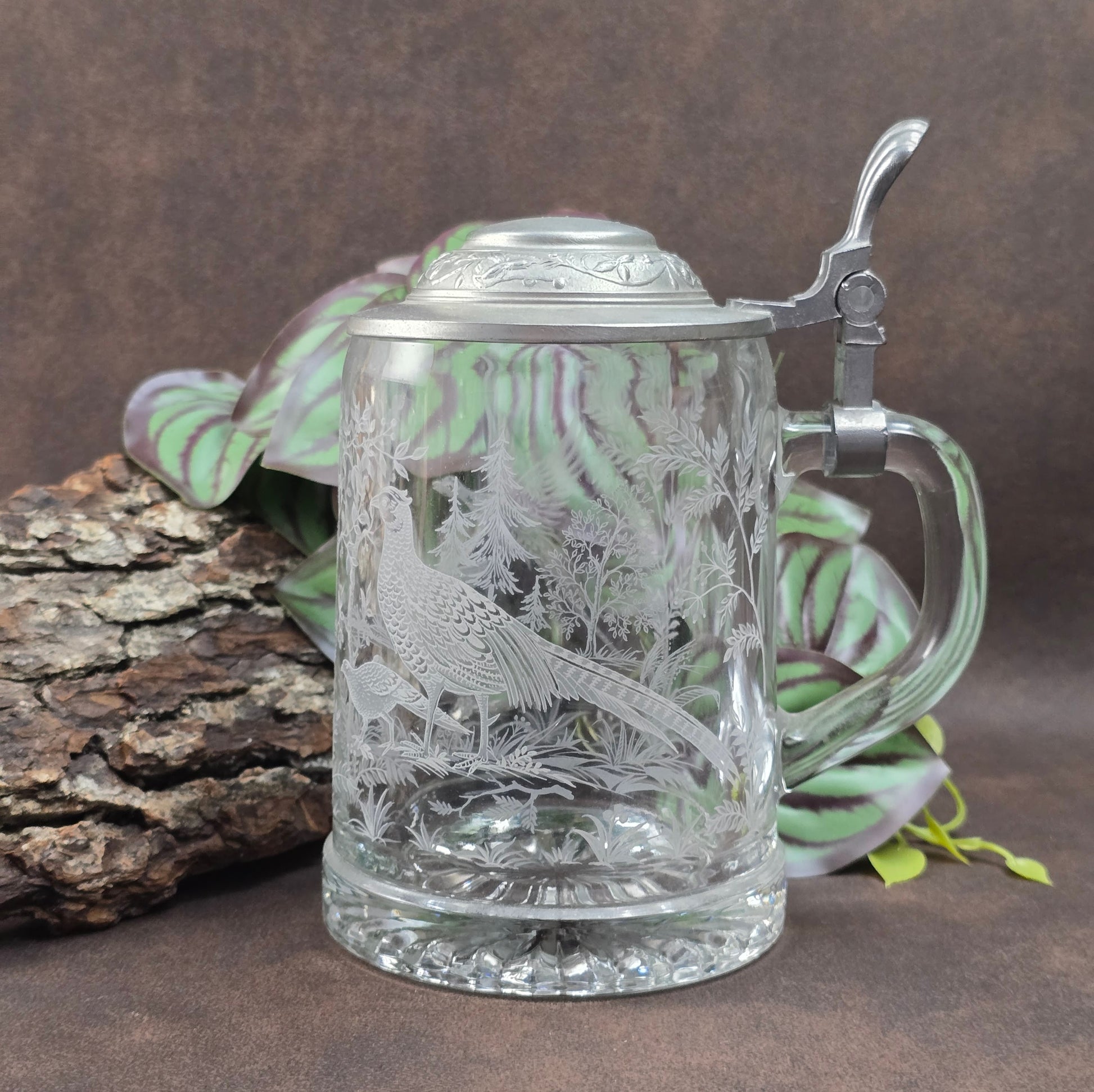 Hochwertiger Vintage Bierkrug von ALWE, 0,5L, Kristallglas mit Gravur „Fasane im Wald“ & Zinn-Deckel. Perfekt für Sammler, Naturfreunde & Biergenuss mit Stil.