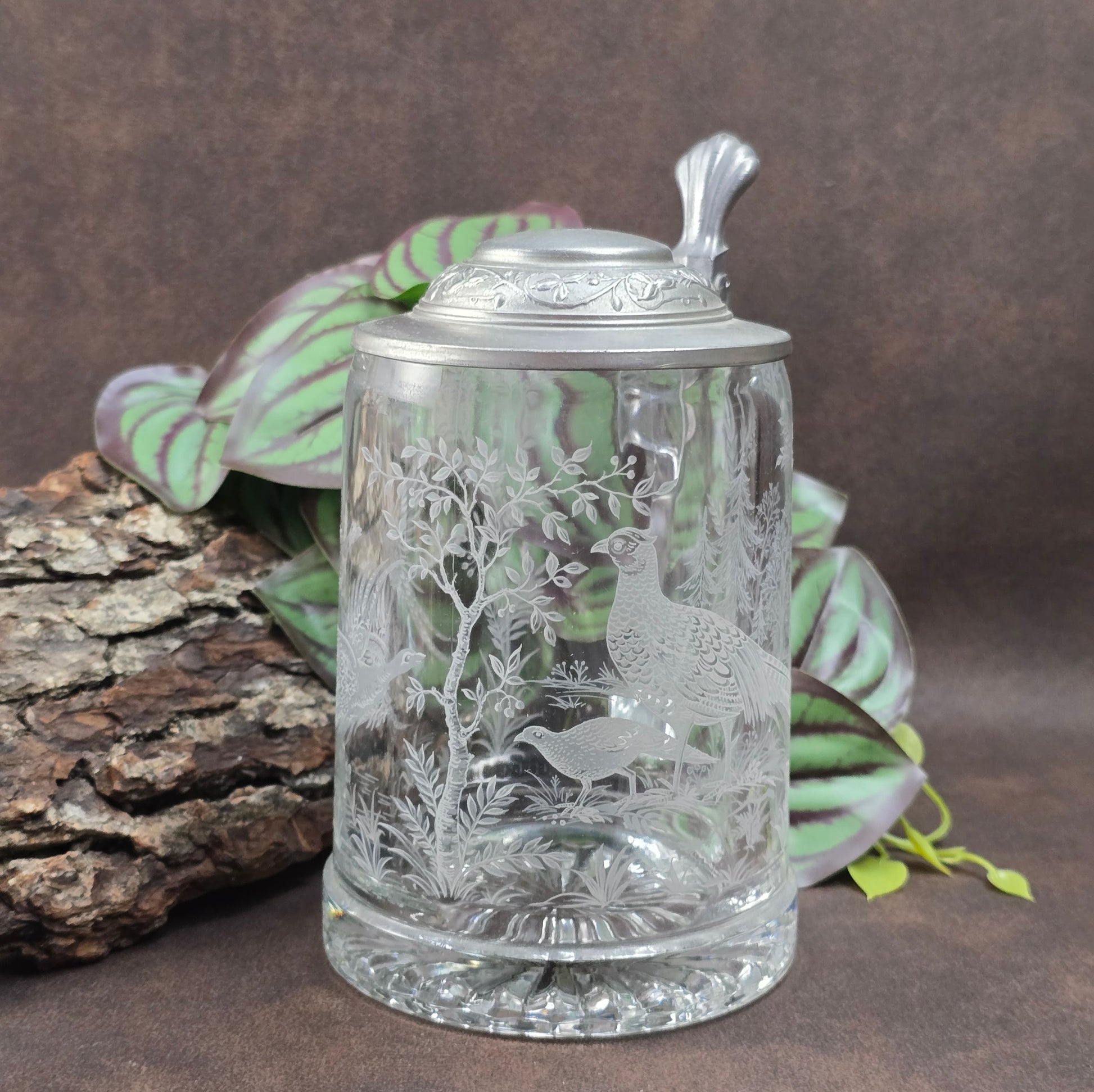 Hochwertiger Vintage Bierkrug von ALWE, 0,5L, Kristallglas mit Gravur „Fasane im Wald“ & Zinn-Deckel. Perfekt für Sammler, Naturfreunde & Biergenuss mit Stil.