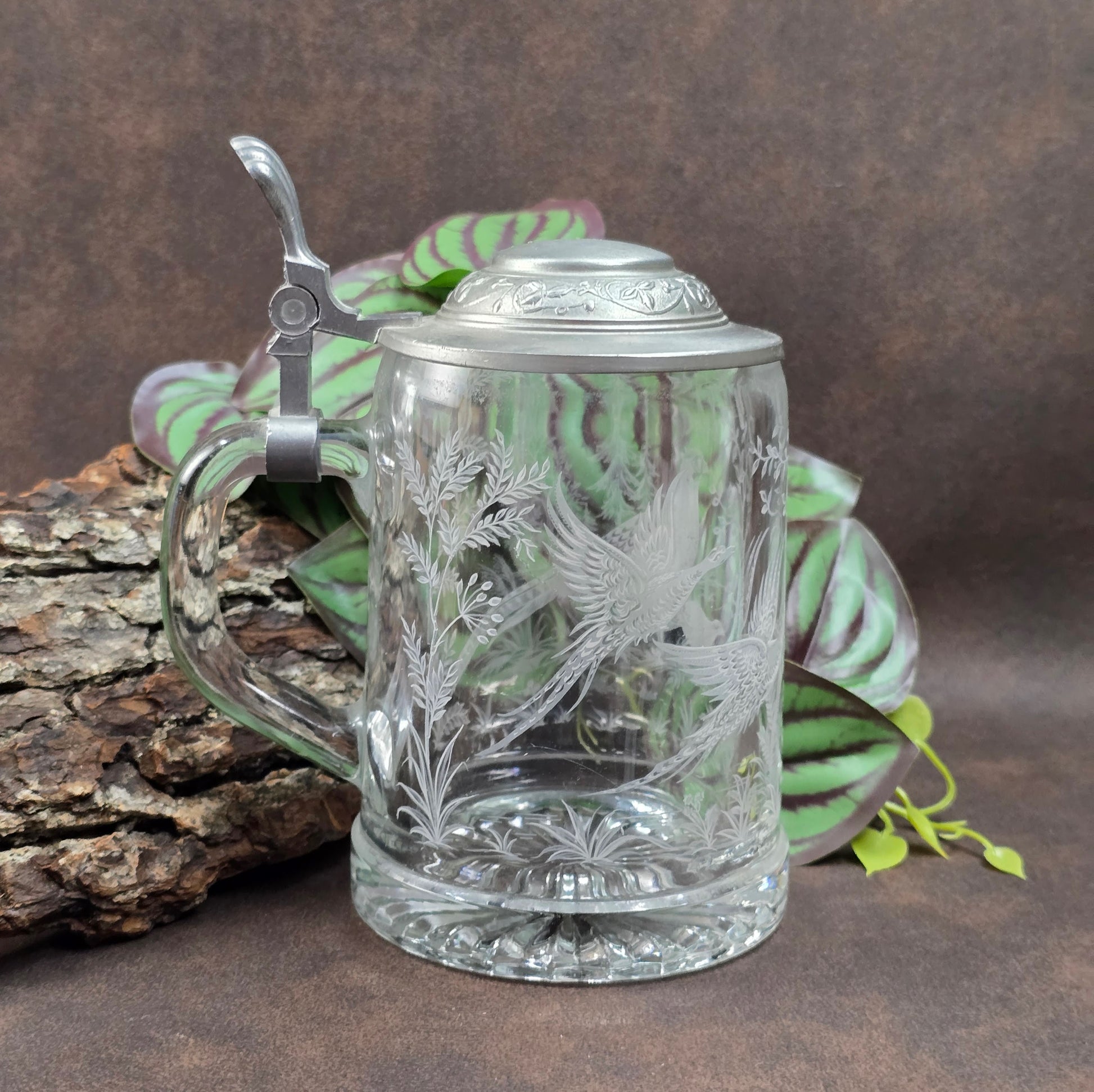 Hochwertiger Vintage Bierkrug von ALWE, 0,5L, Kristallglas mit Gravur „Fasane im Wald“ & Zinn-Deckel. Perfekt für Sammler, Naturfreunde & Biergenuss mit Stil.