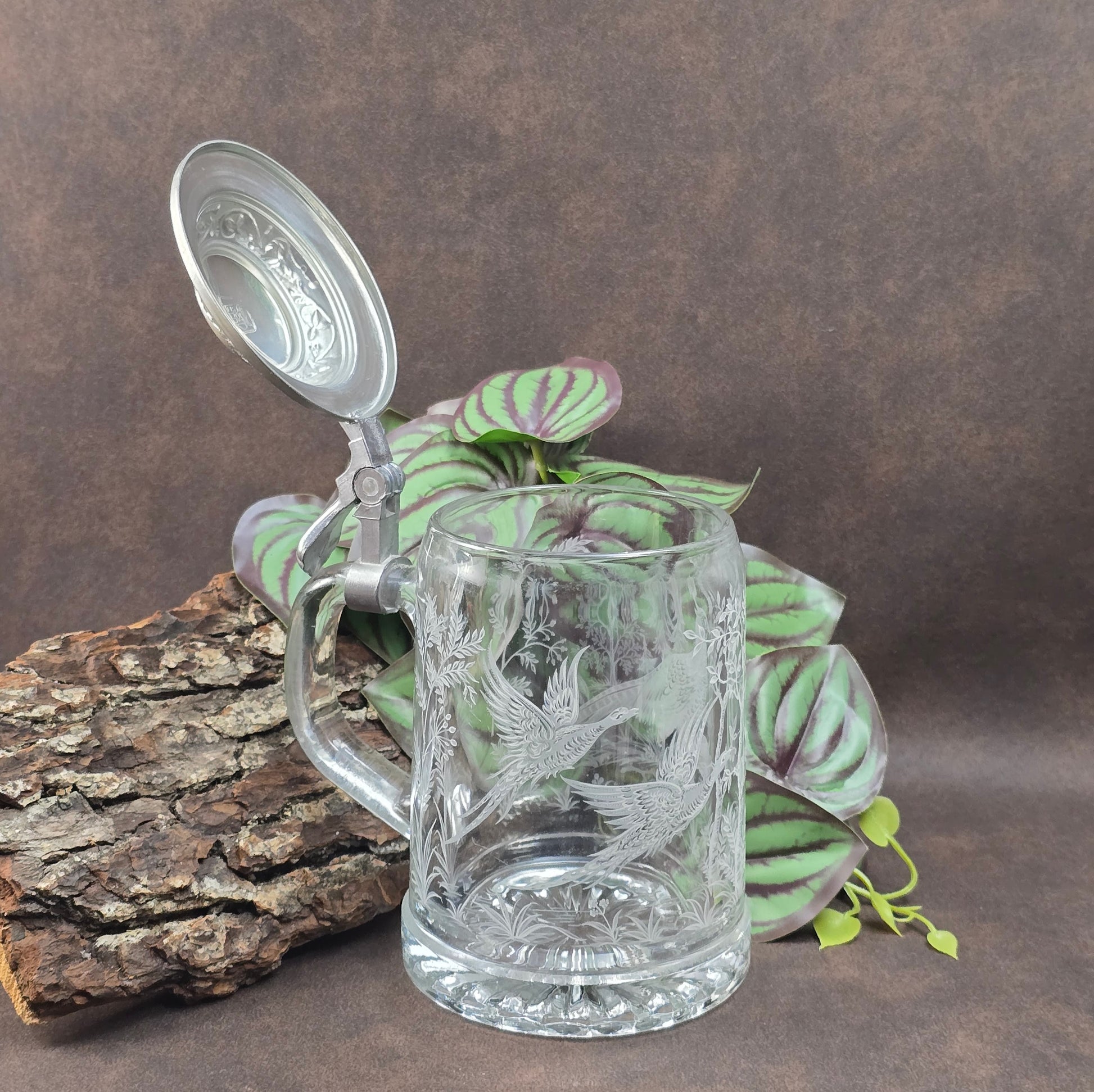 Hochwertiger Vintage Bierkrug von ALWE, 0,5L, Kristallglas mit Gravur „Fasane im Wald“ & Zinn-Deckel. Perfekt für Sammler, Naturfreunde & Biergenuss mit Stil.