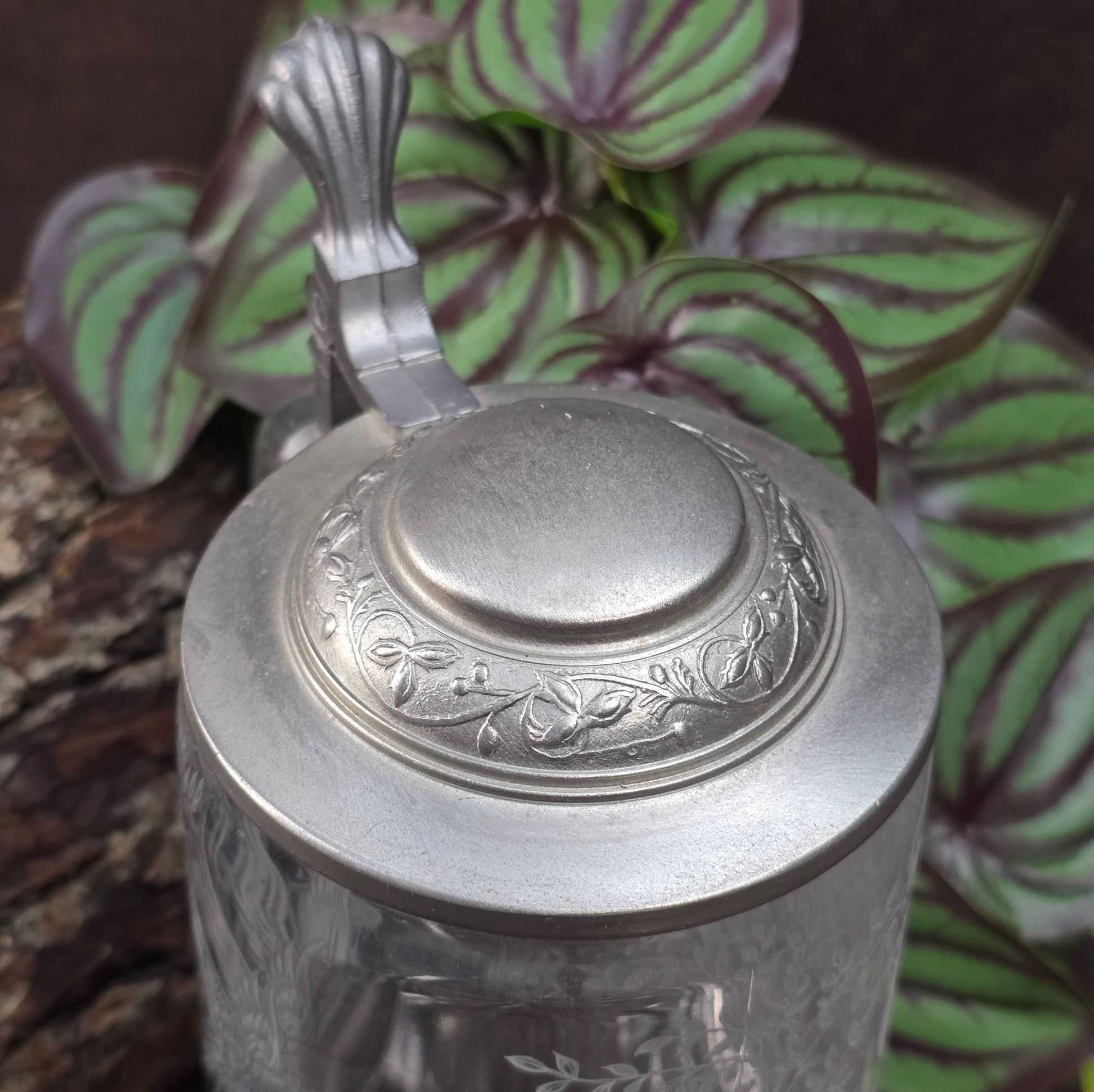 Hochwertiger Vintage Bierkrug von ALWE, 0,5L, Kristallglas mit Gravur „Fasane im Wald“ & Zinn-Deckel. Perfekt für Sammler, Naturfreunde & Biergenuss mit Stil.