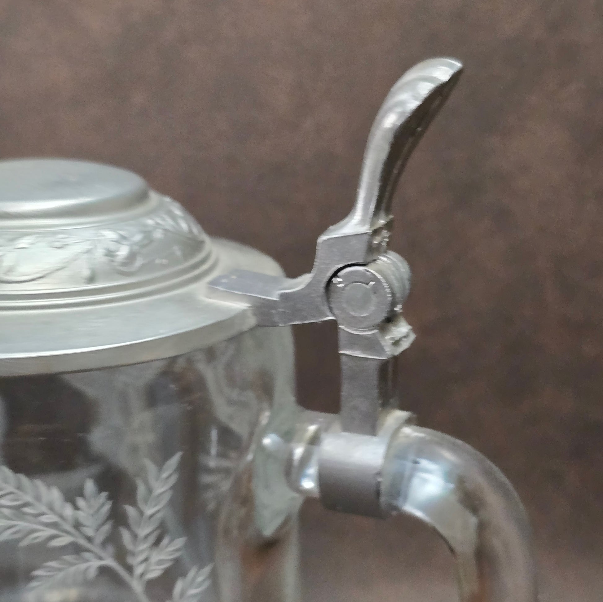 Hochwertiger Vintage Bierkrug von ALWE, 0,5L, Kristallglas mit Gravur „Fasane im Wald“ & Zinn-Deckel. Perfekt für Sammler, Naturfreunde & Biergenuss mit Stil.