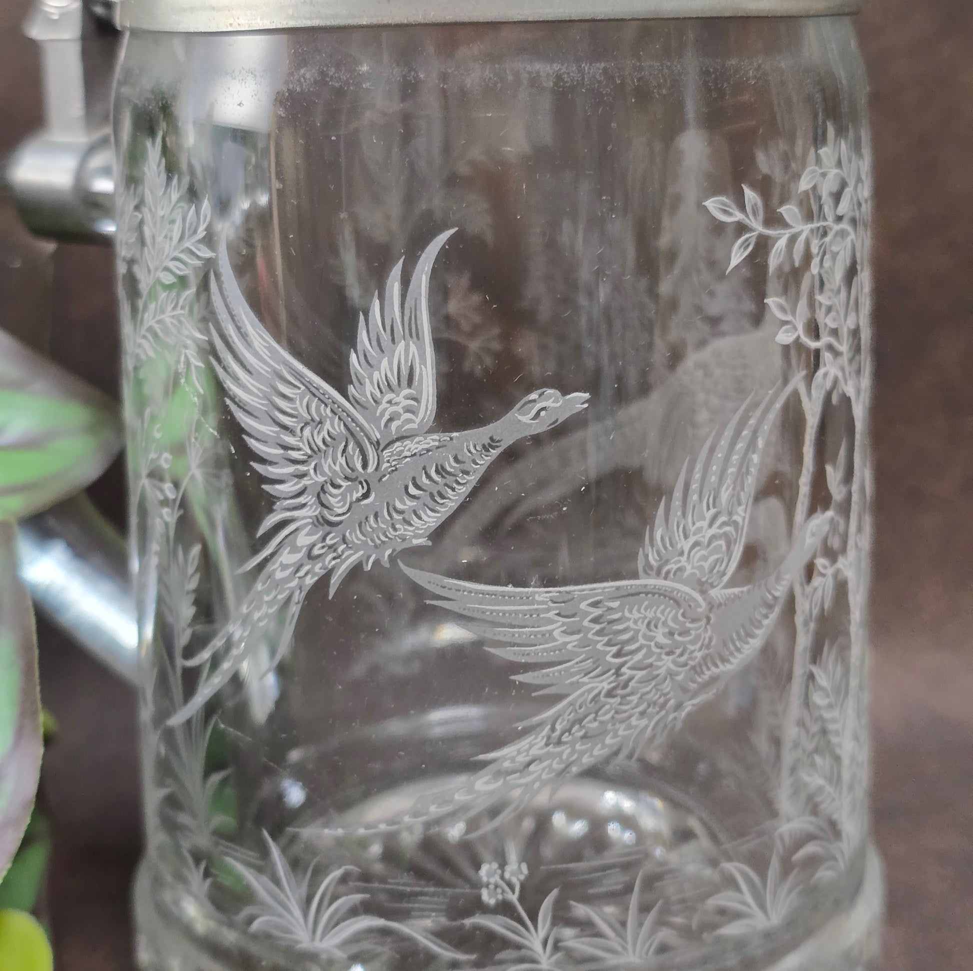 Hochwertiger Vintage Bierkrug von ALWE, 0,5L, Kristallglas mit Gravur „Fasane im Wald“ & Zinn-Deckel. Perfekt für Sammler, Naturfreunde & Biergenuss mit Stil.