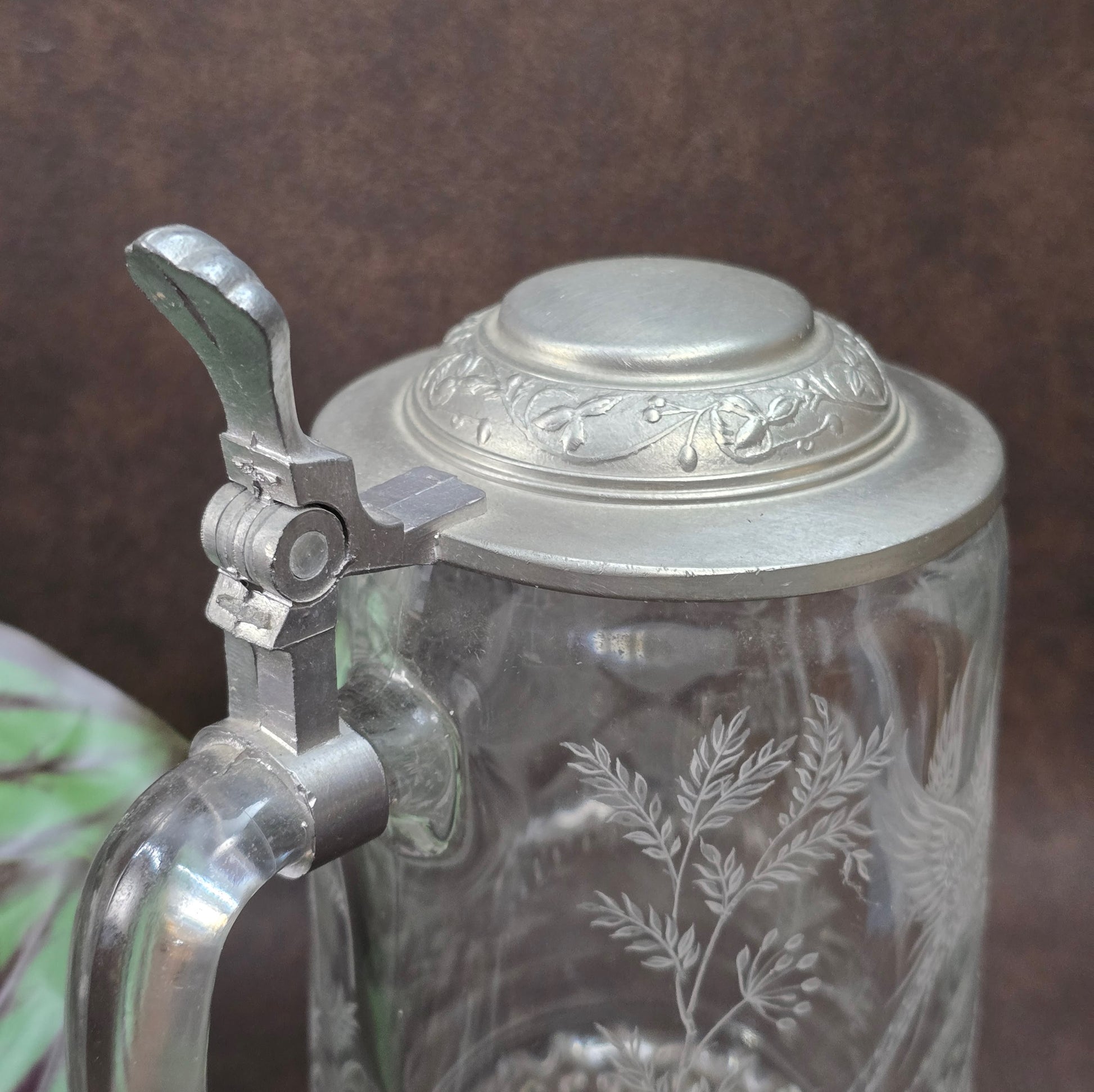 Hochwertiger Vintage Bierkrug von ALWE, 0,5L, Kristallglas mit Gravur „Fasane im Wald“ & Zinn-Deckel. Perfekt für Sammler, Naturfreunde & Biergenuss mit Stil.