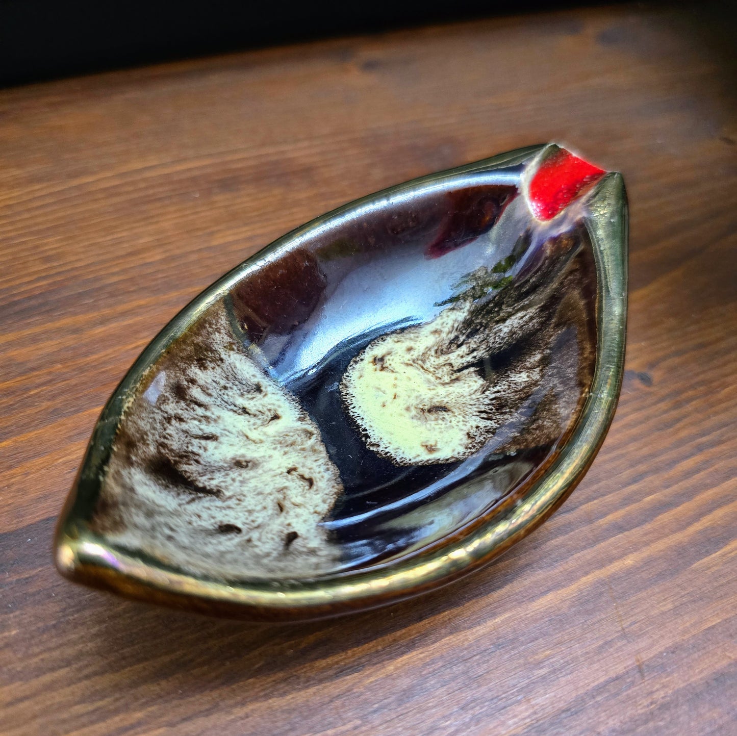 Kleiner Jasba Aschenbecher aus den 1950er Jahre mit schöner, brauner Laufglasur & Goldakzent. Modell 430. Schönes Mid-Century-Sammlerstück im guten Zustand.