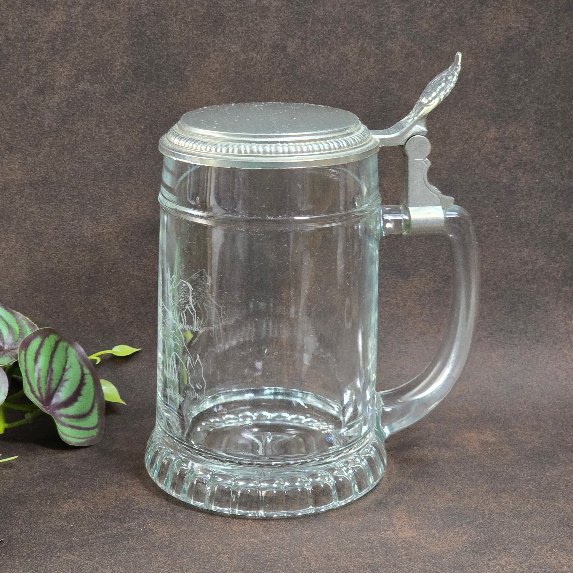 Vintage BMF Bierseidel 0,5L: Graviertes Rehmotiv auf Glas, Zinndeckel, guter Zustand mit Kratzern am Deckel, 1980er/1990er. Sammlerstück & Geschenkidee!