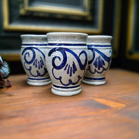 Vintage Becher-Set (3 Stk.) aus Steingut mit Salzglasur – Gerzit 1970er – blaugrau mit Dekor – für Apfelwein & Most – Top-Zustand