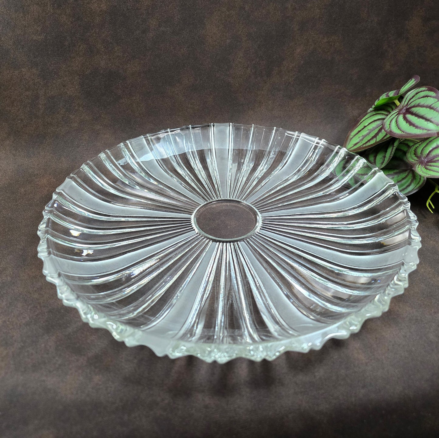 Bleikristall Kuchenplatte 31 cm aus den 60er/70er Jahren. Elegantes Vintage Design mit Milchglas-Streifen. Perfekt für Kuchen, Obst oder als stilvolles Deko-Highlight.