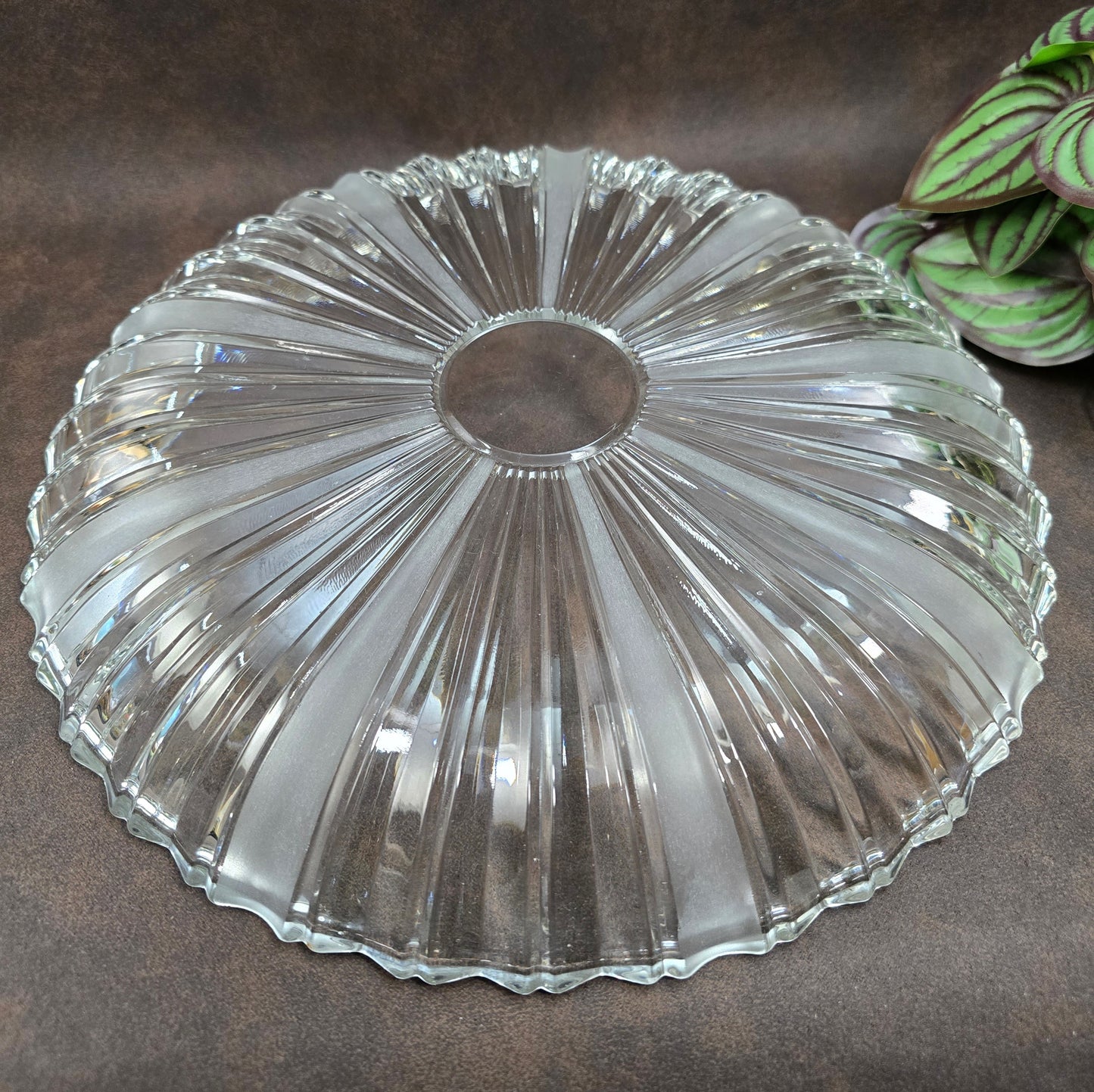 Bleikristall Kuchenplatte 31 cm aus den 60er/70er Jahren. Elegantes Vintage Design mit Milchglas-Streifen. Perfekt für Kuchen, Obst oder als stilvolles Deko-Highlight.