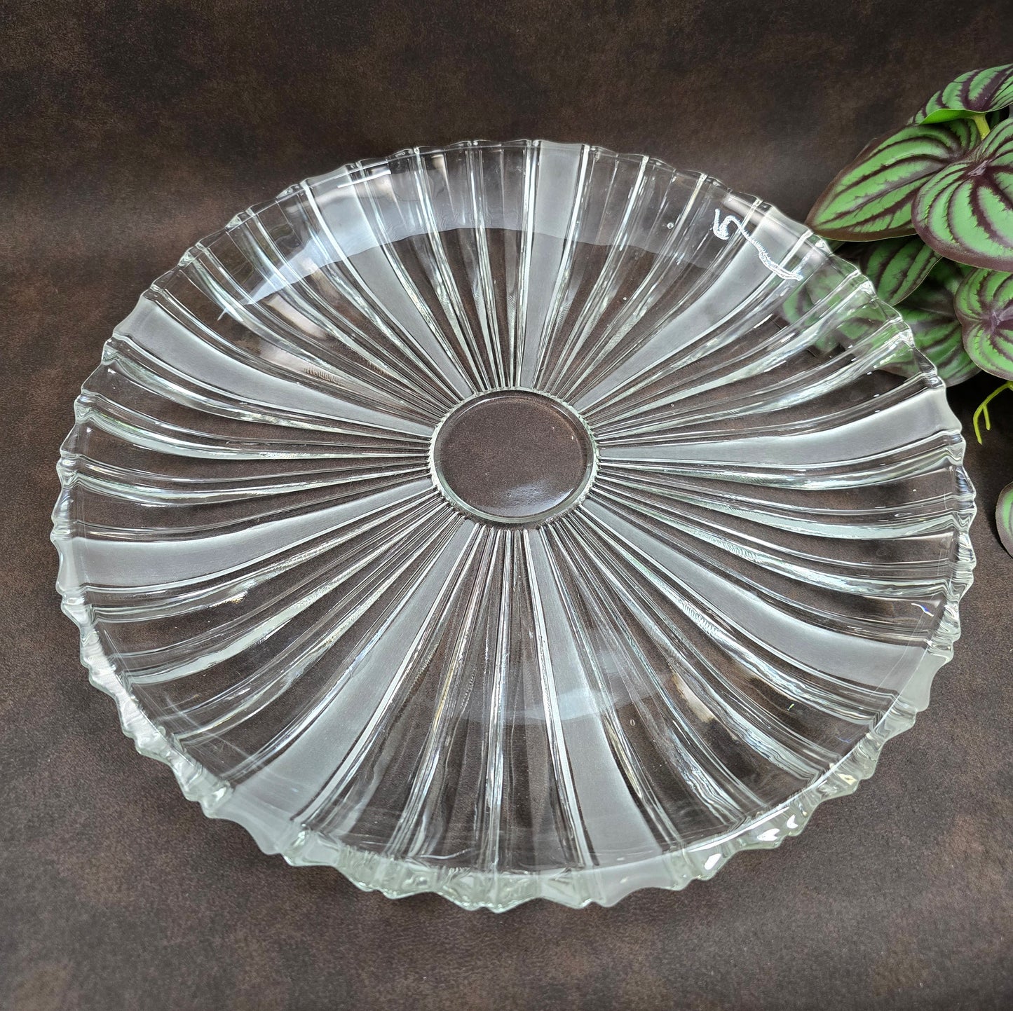Bleikristall Kuchenplatte 31 cm aus den 60er/70er Jahren. Elegantes Vintage Design mit Milchglas-Streifen. Perfekt für Kuchen, Obst oder als stilvolles Deko-Highlight.