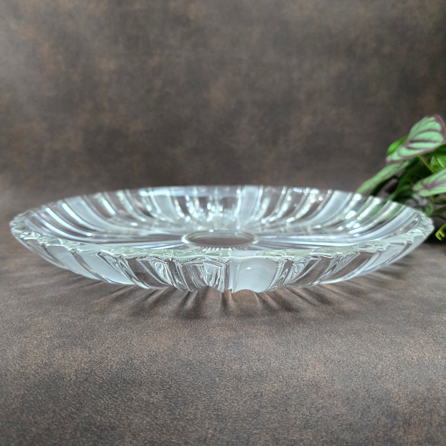 Bleikristall Kuchenplatte 31 cm aus den 60er/70er Jahren. Elegantes Vintage Design mit Milchglas-Streifen. Perfekt für Kuchen, Obst oder als stilvolles Deko-Highlight.