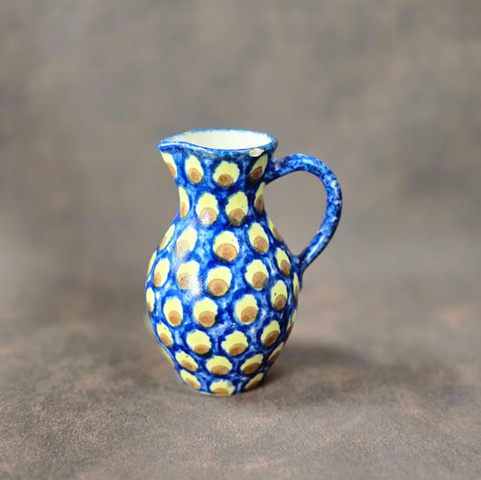 Handbemalter kleiner Bunzlauer Keramik Krug, 10 cm, Vintage aus den 1970er Jahren, mit Chip, dekorativ.