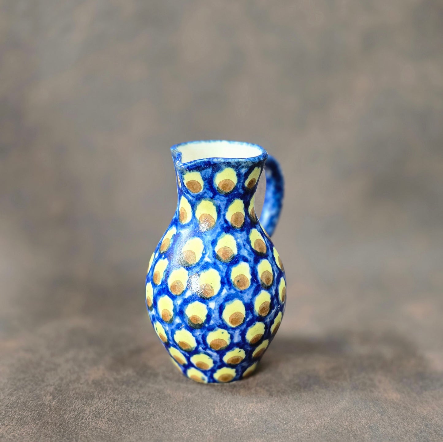 Handbemalter kleiner Bunzlauer Keramik Krug, 10 cm, Vintage aus den 1970er Jahren, mit Chip, dekorativ.