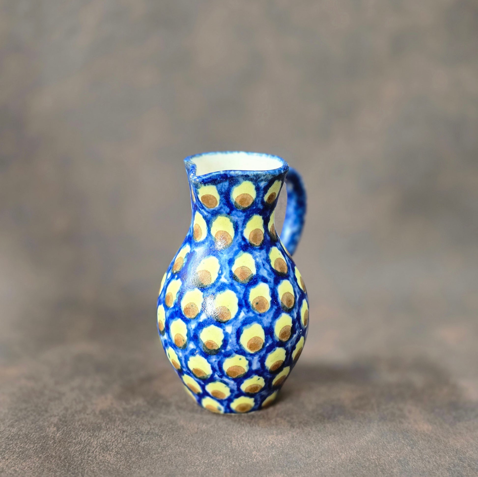 Handbemalter kleiner Bunzlauer Keramik Krug, 10 cm, Vintage aus den 1970er Jahren, mit Chip, dekorativ.