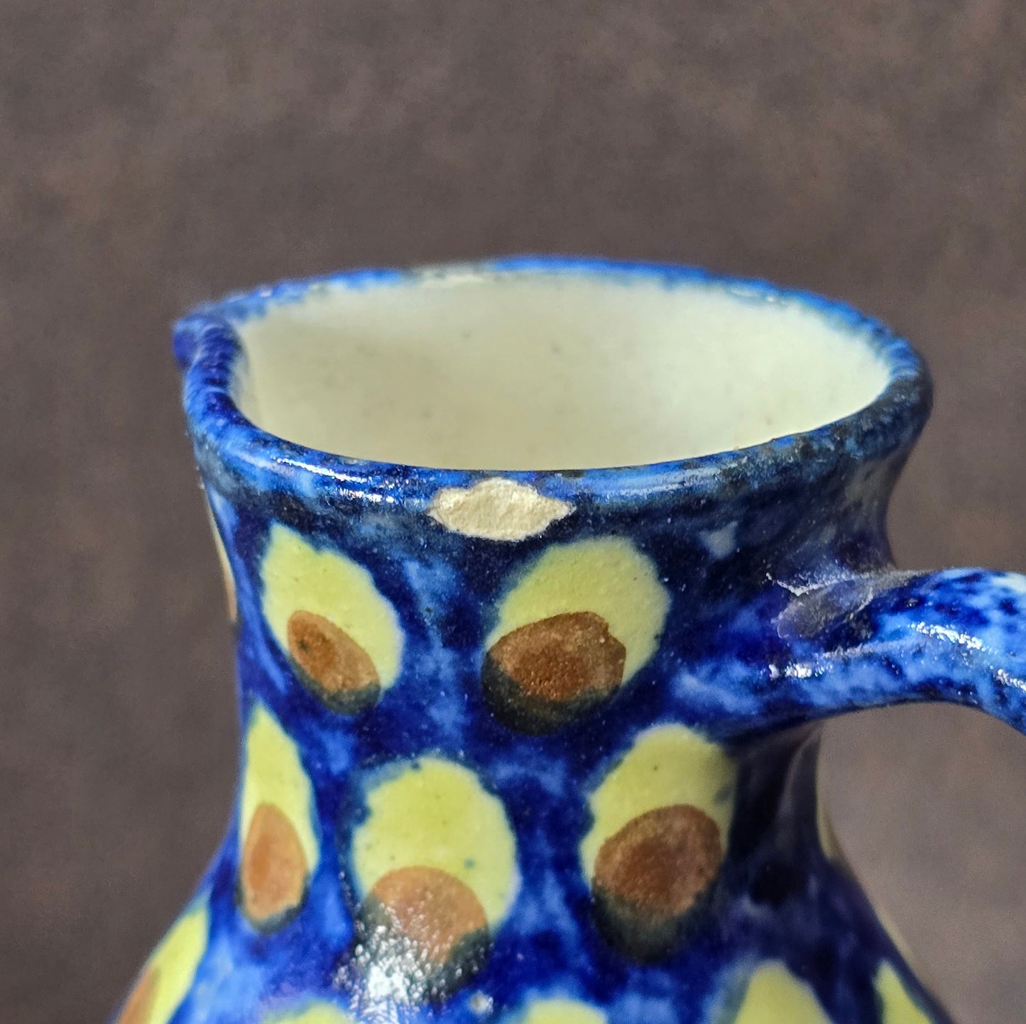 Handbemalter kleiner Bunzlauer Keramik Krug, 10 cm, Vintage aus den 1970er Jahren, mit Chip, dekorativ.