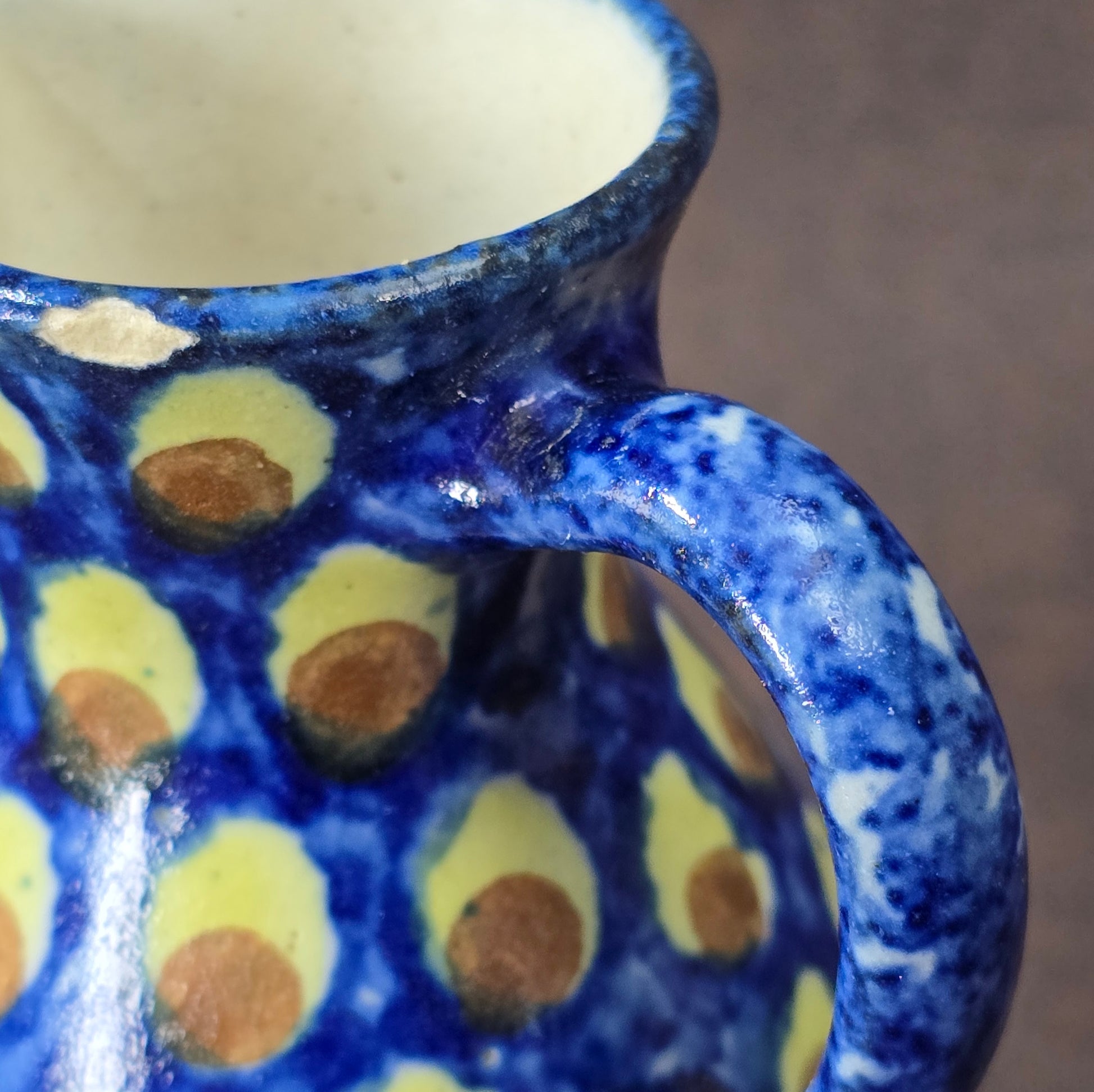 Handbemalter kleiner Bunzlauer Keramik Krug, 10 cm, Vintage aus den 1970er Jahren, mit Chip, dekorativ.