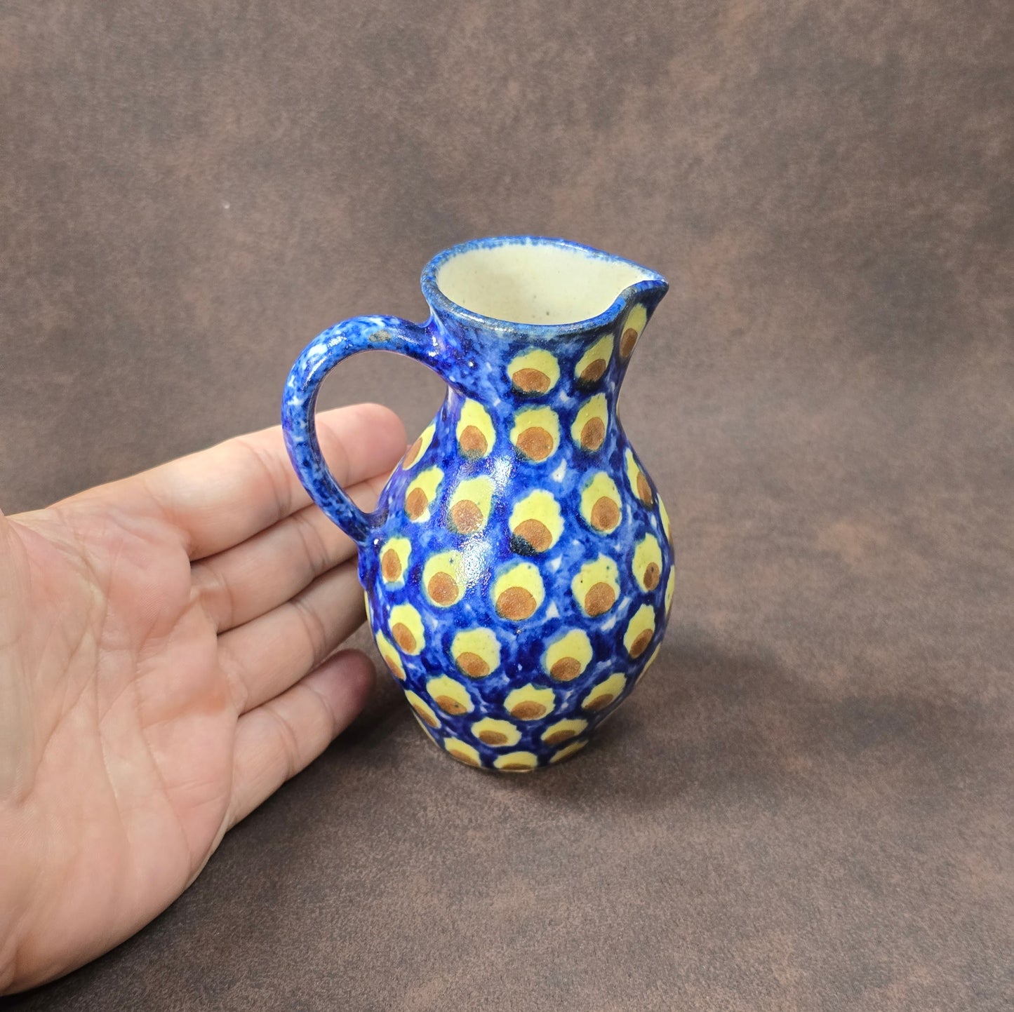 Handbemalter kleiner Bunzlauer Keramik Krug, 10 cm, Vintage aus den 1970er Jahren, mit Chip, dekorativ.