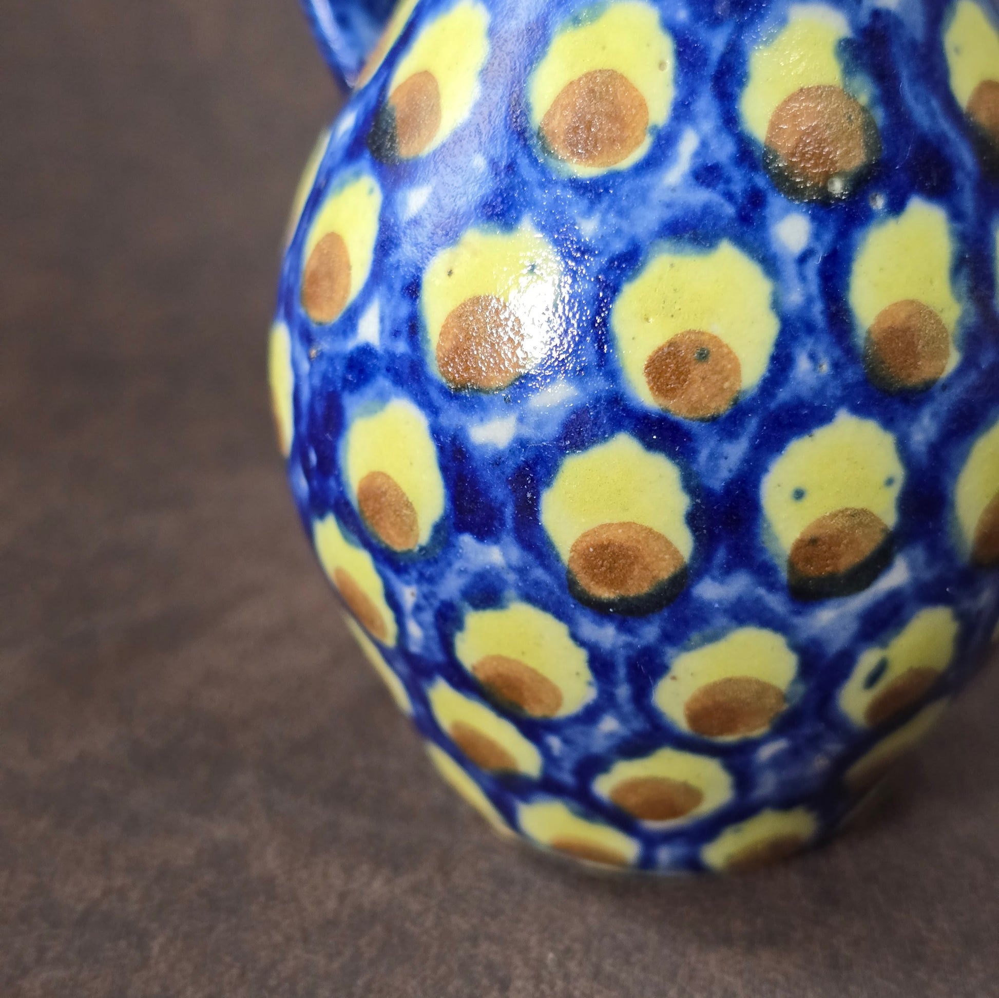 Handbemalter kleiner Bunzlauer Keramik Krug, 10 cm, Vintage aus den 1970er Jahren, mit Chip, dekorativ.