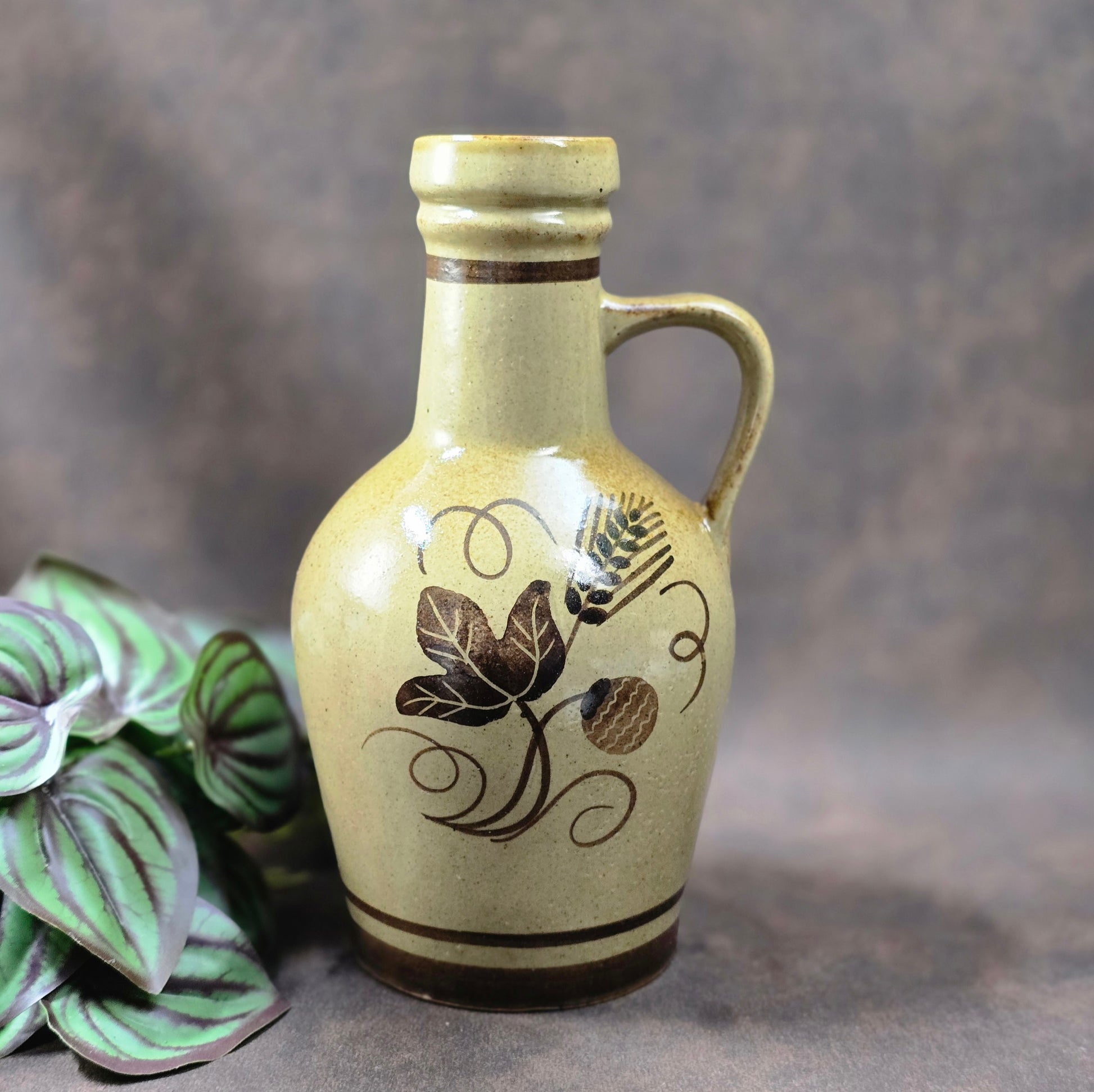 Original DDR-Keramik-Weinkrug, 70er/80er. Herbsternte-Dekor, bauchige Form, gut erhalten. Ideal als Deko, Sammlerstück oder für rustikale Tischgestaltung.