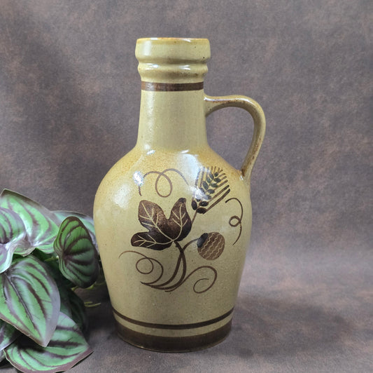 Original DDR-Keramik-Weinkrug, 70er/80er. Herbsternte-Dekor, bauchige Form, gut erhalten. Ideal als Deko, Sammlerstück oder für rustikale Tischgestaltung.