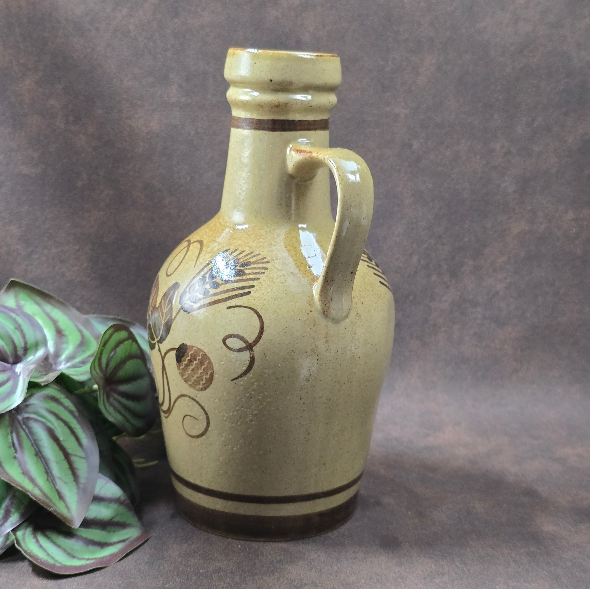 Original DDR-Keramik-Weinkrug, 70er/80er. Herbsternte-Dekor, bauchige Form, gut erhalten. Ideal als Deko, Sammlerstück oder für rustikale Tischgestaltung.