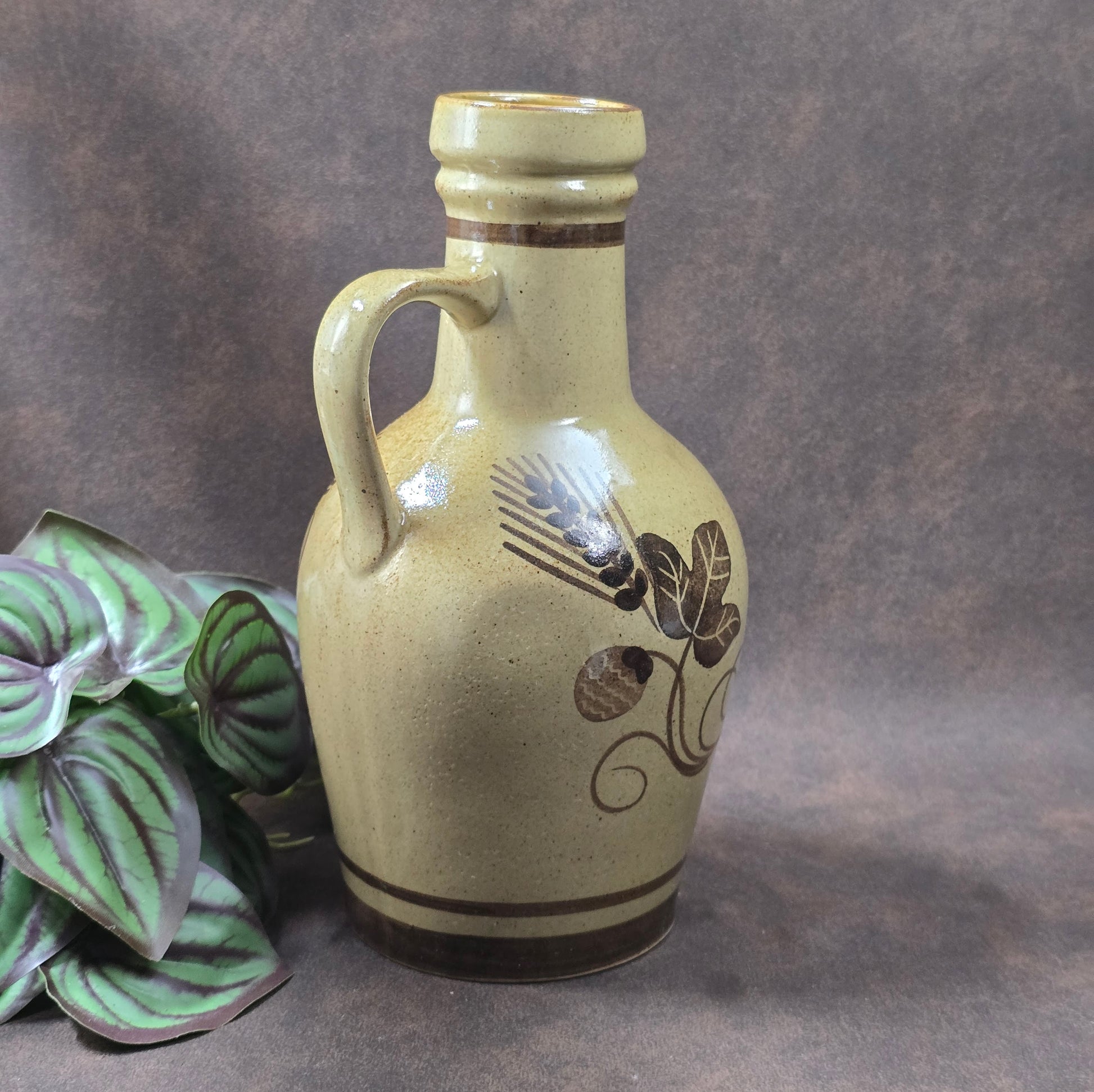 Original DDR-Keramik-Weinkrug, 70er/80er. Herbsternte-Dekor, bauchige Form, gut erhalten. Ideal als Deko, Sammlerstück oder für rustikale Tischgestaltung.