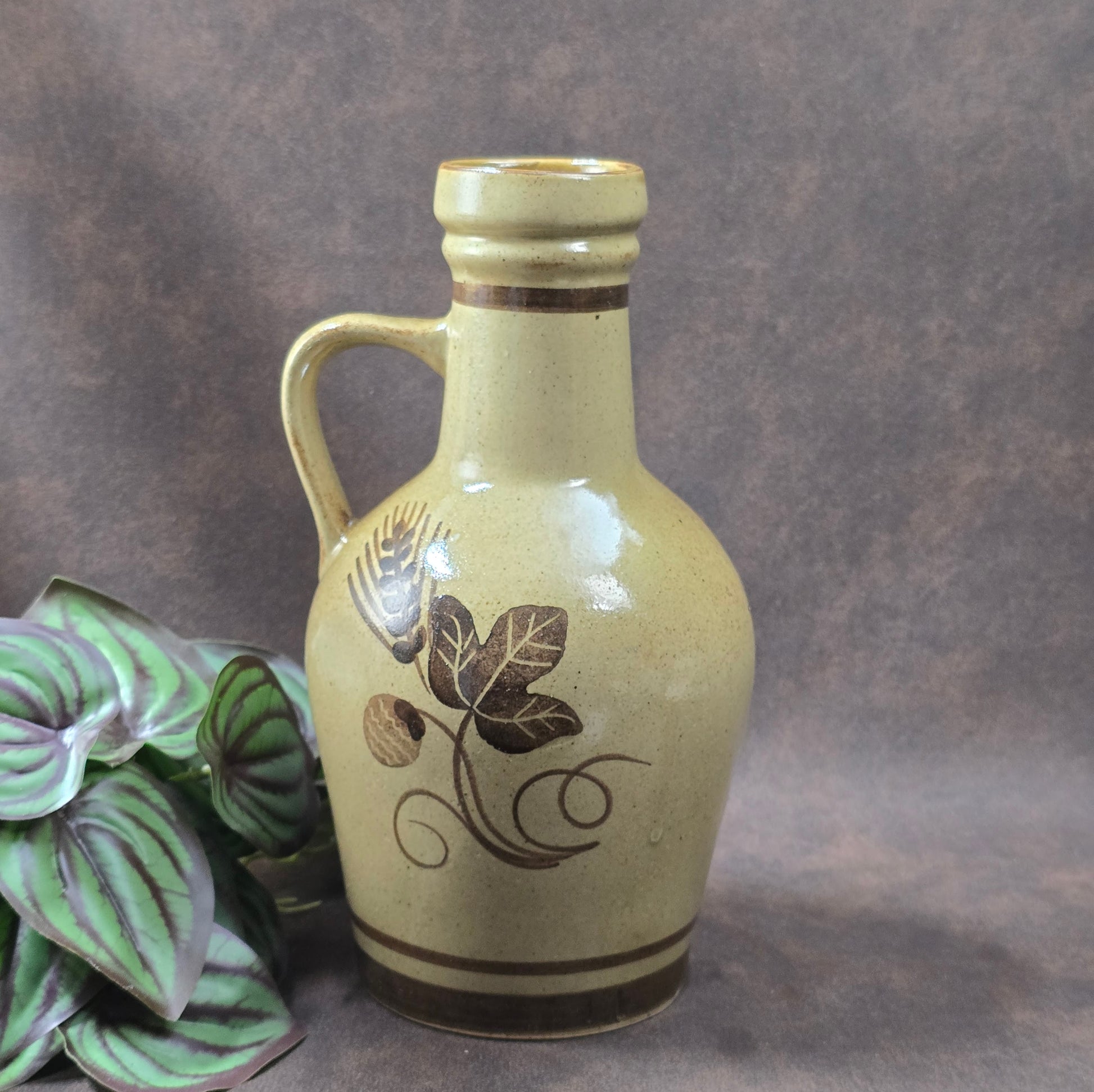 Original DDR-Keramik-Weinkrug, 70er/80er. Herbsternte-Dekor, bauchige Form, gut erhalten. Ideal als Deko, Sammlerstück oder für rustikale Tischgestaltung.