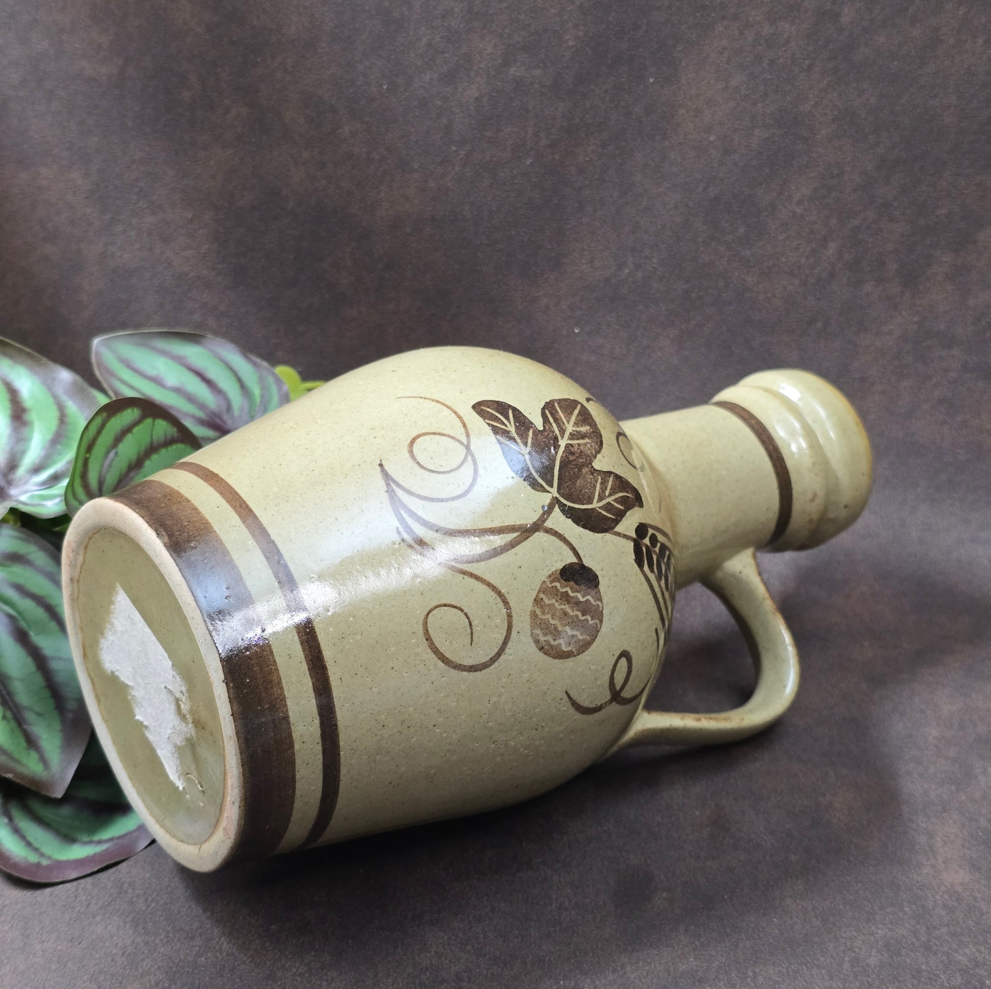 Original DDR-Keramik-Weinkrug, 70er/80er. Herbsternte-Dekor, bauchige Form, gut erhalten. Ideal als Deko, Sammlerstück oder für rustikale Tischgestaltung.