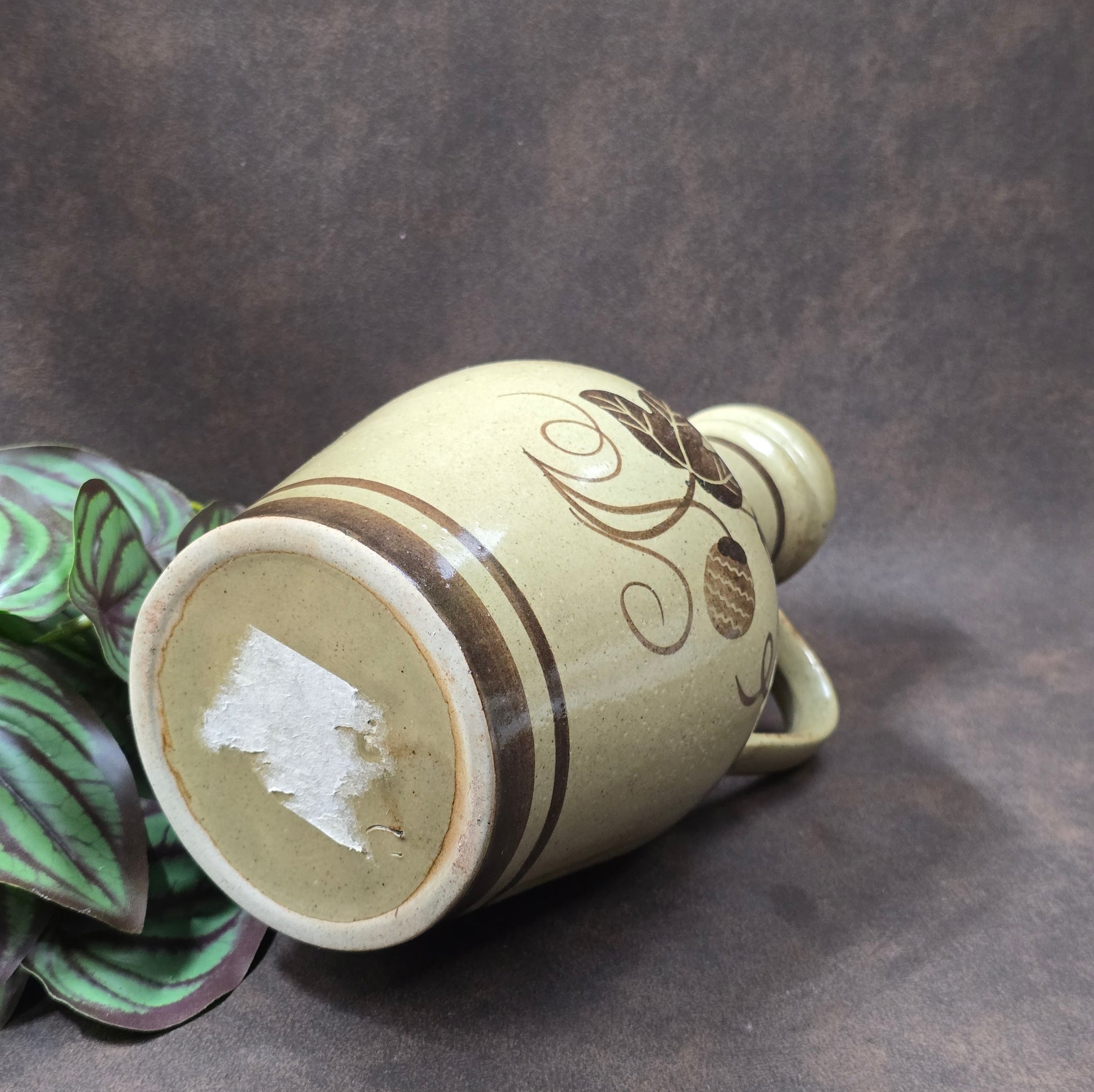 Original DDR-Keramik-Weinkrug, 70er/80er. Herbsternte-Dekor, bauchige Form, gut erhalten. Ideal als Deko, Sammlerstück oder für rustikale Tischgestaltung.