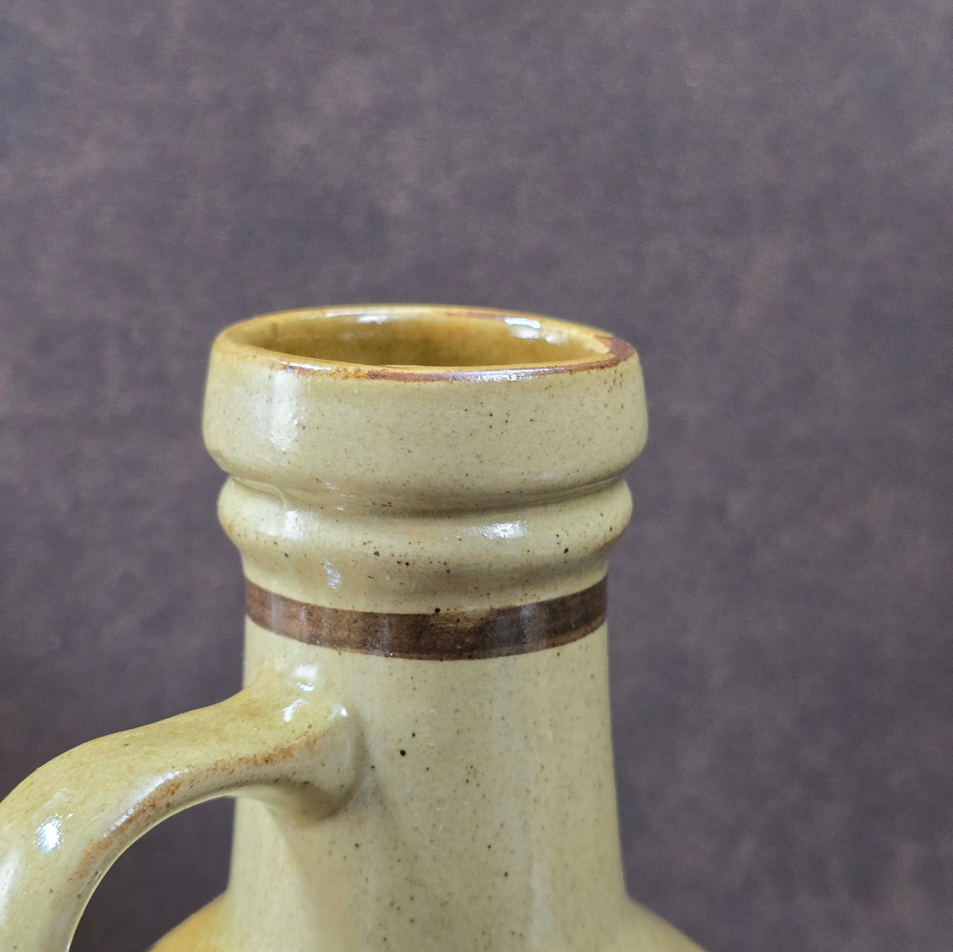 Original DDR-Keramik-Weinkrug, 70er/80er. Herbsternte-Dekor, bauchige Form, gut erhalten. Ideal als Deko, Sammlerstück oder für rustikale Tischgestaltung.