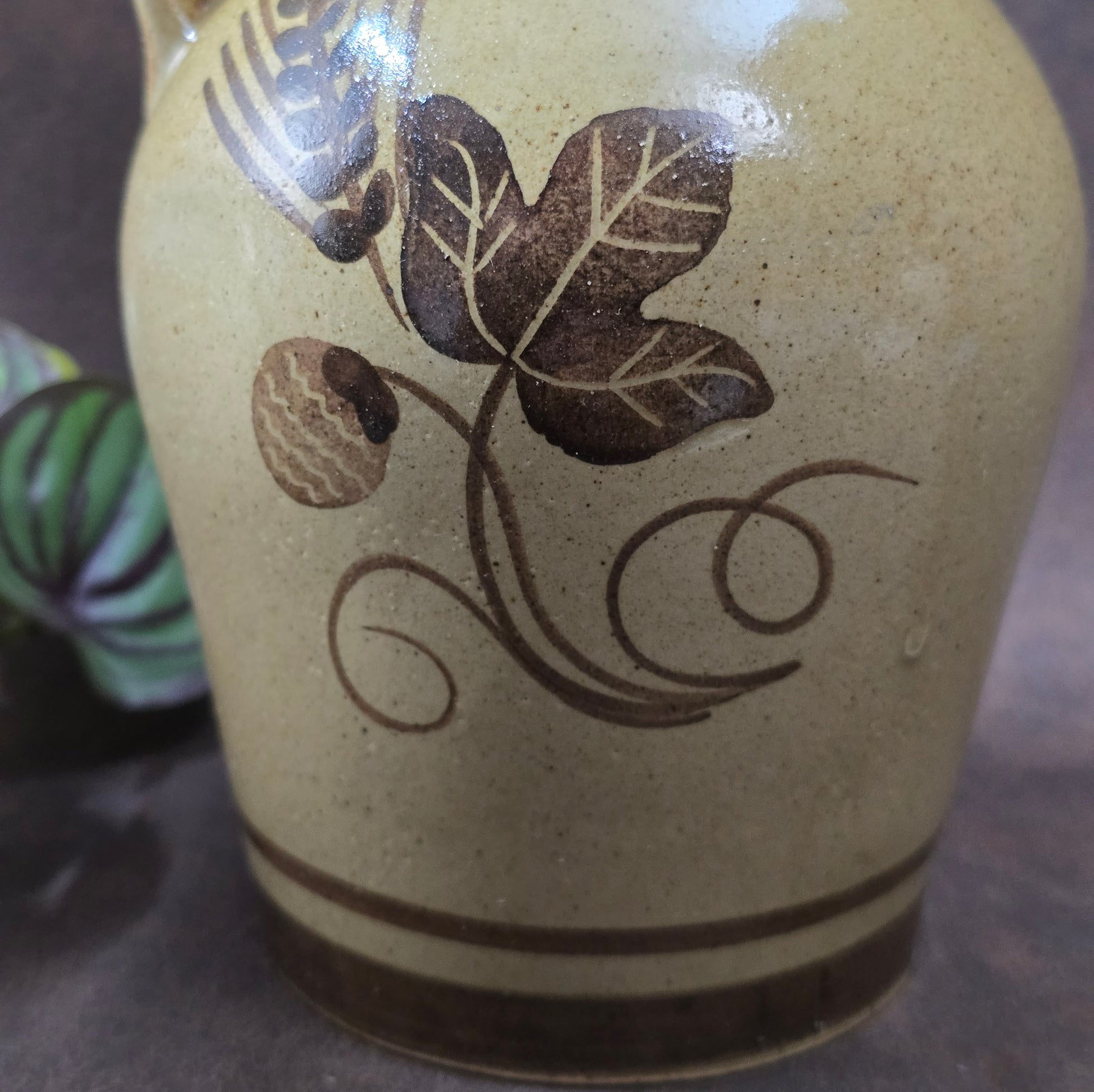 Original DDR-Keramik-Weinkrug, 70er/80er. Herbsternte-Dekor, bauchige Form, gut erhalten. Ideal als Deko, Sammlerstück oder für rustikale Tischgestaltung.