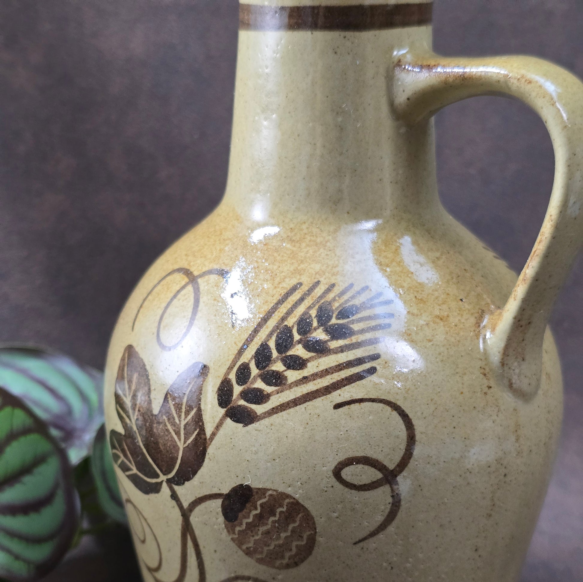 Original DDR-Keramik-Weinkrug, 70er/80er. Herbsternte-Dekor, bauchige Form, gut erhalten. Ideal als Deko, Sammlerstück oder für rustikale Tischgestaltung.