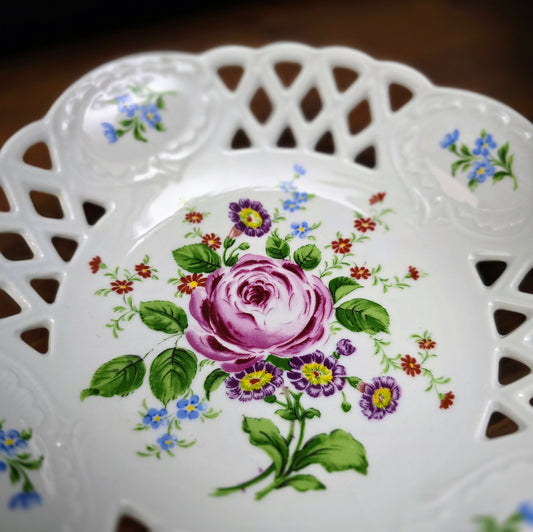 Porzellan-Durchbruchschale von Lichte, DDR ca. 1970. Mit Pfingstrosen-Dekor & zarter Optik. Mit Sprung – dekorativ & nostalgisch charmant!