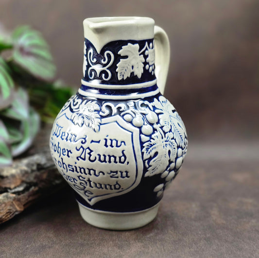 Weinkrug aus Steinzeug mit Trinkspruch & Weinreben-Motiv von Gerz. Salzglasierte Keramik aus den 50ern – ideales Geschenk oder Sammlerstück!
