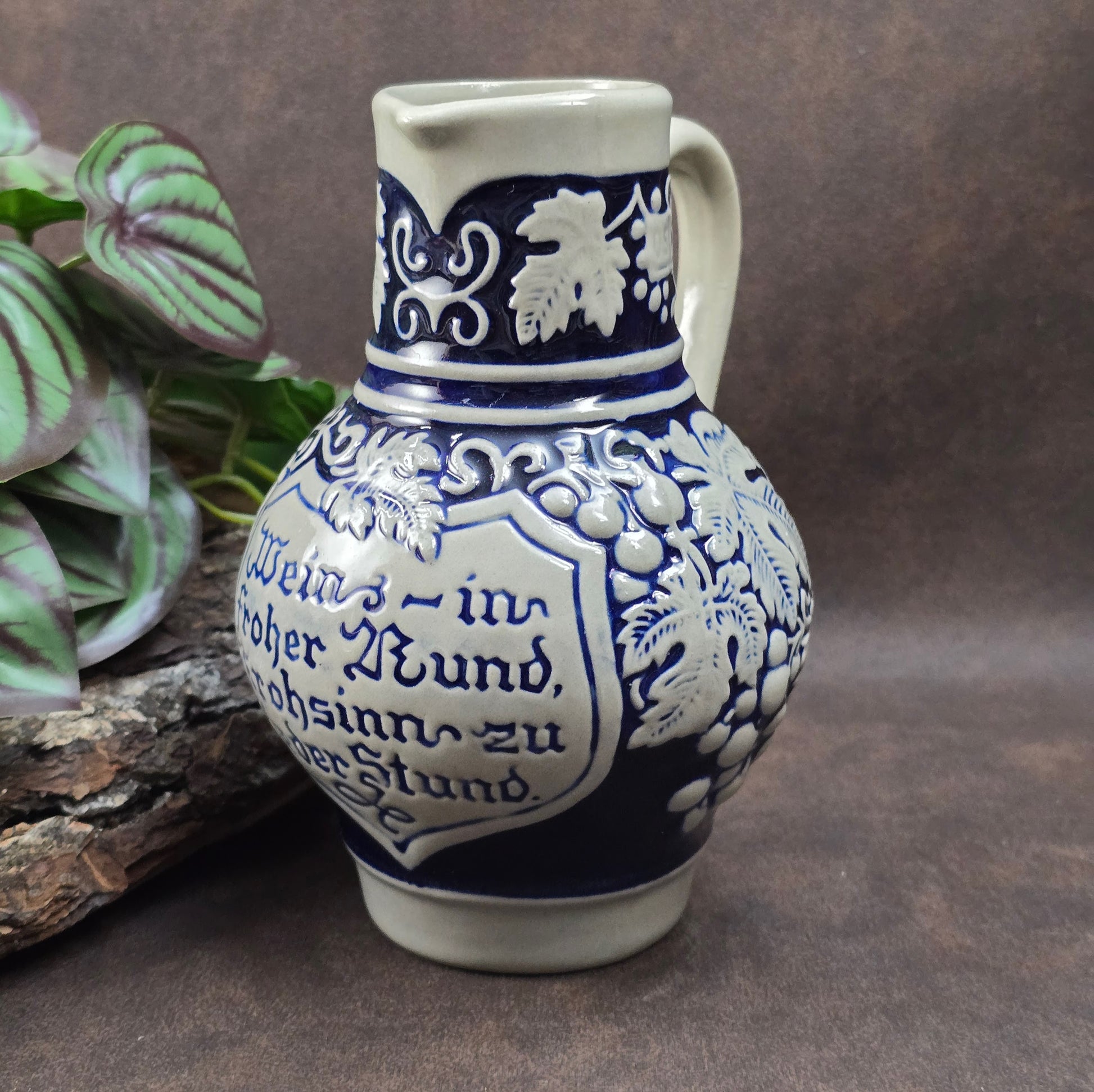 Weinkrug aus Steinzeug mit Trinkspruch & Weinreben-Motiv von Gerz. Salzglasierte Keramik aus den 50ern – ideales Geschenk oder Sammlerstück!