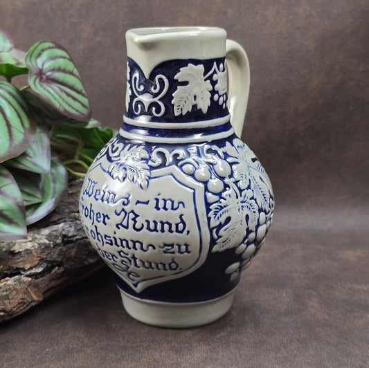 Weinkrug aus Steinzeug mit Trinkspruch & Weinreben-Motiv von Gerz. Salzglasierte Keramik aus den 50ern – ideales Geschenk oder Sammlerstück!