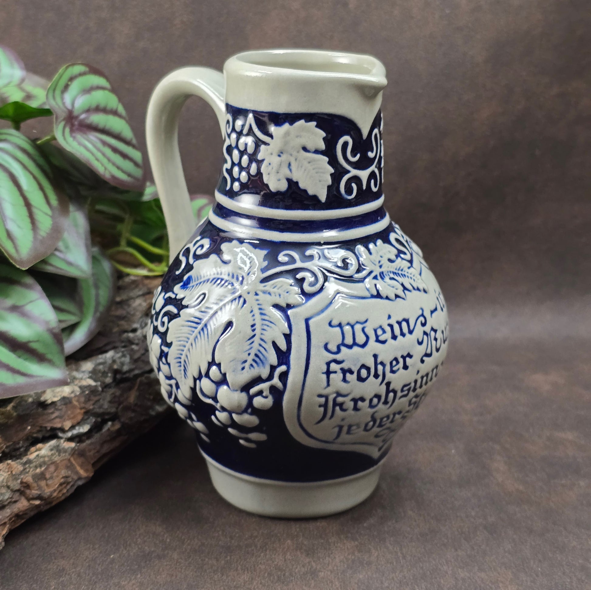 Weinkrug aus Steinzeug mit Trinkspruch & Weinreben-Motiv von Gerz. Salzglasierte Keramik aus den 50ern – ideales Geschenk oder Sammlerstück!