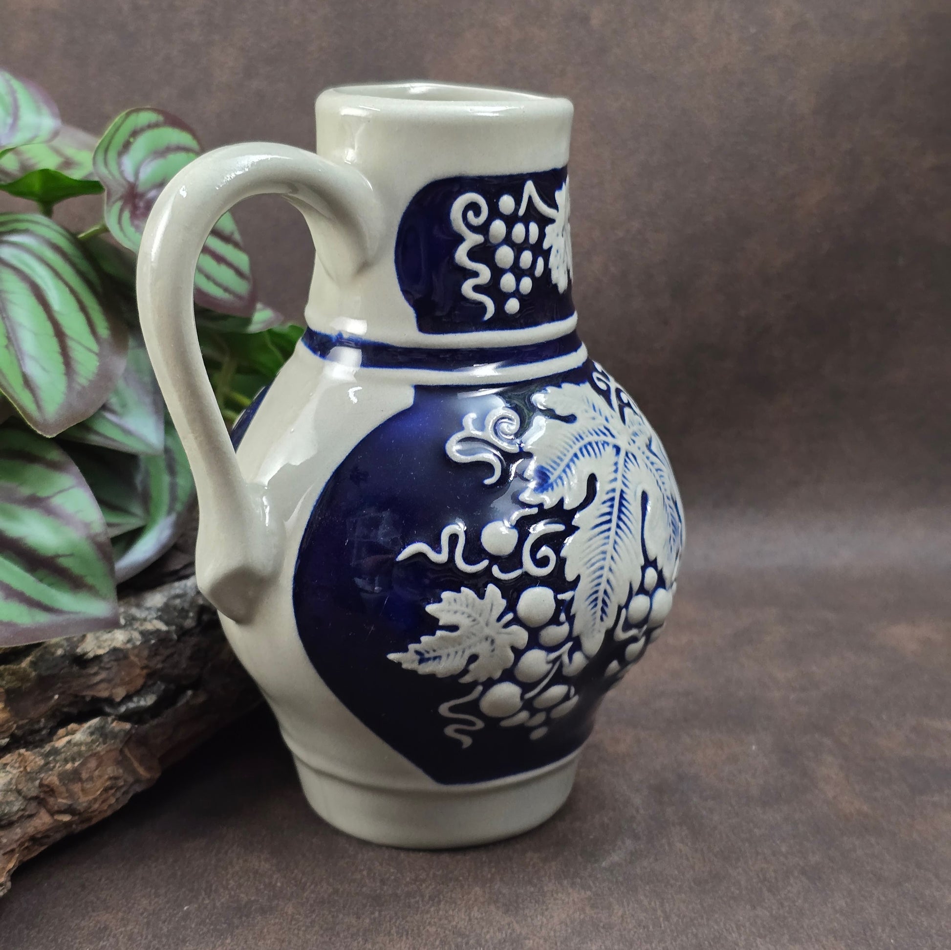 Weinkrug aus Steinzeug mit Trinkspruch & Weinreben-Motiv von Gerz. Salzglasierte Keramik aus den 50ern – ideales Geschenk oder Sammlerstück!