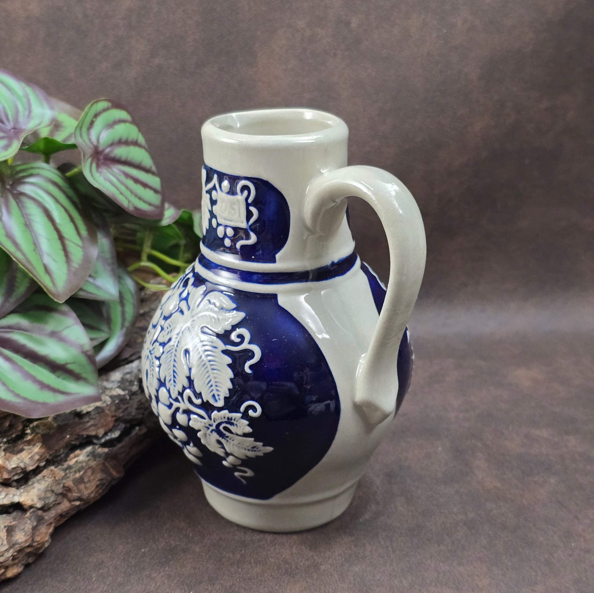 Weinkrug aus Steinzeug mit Trinkspruch & Weinreben-Motiv von Gerz. Salzglasierte Keramik aus den 50ern – ideales Geschenk oder Sammlerstück!