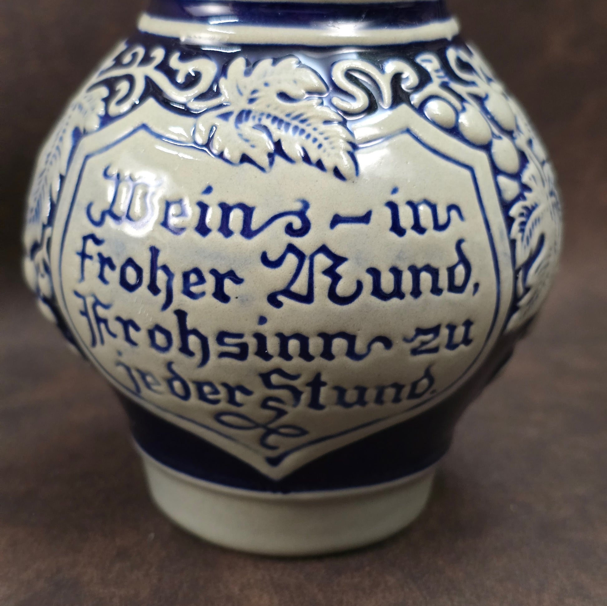 Weinkrug aus Steinzeug mit Trinkspruch & Weinreben-Motiv von Gerz. Salzglasierte Keramik aus den 50ern – ideales Geschenk oder Sammlerstück!