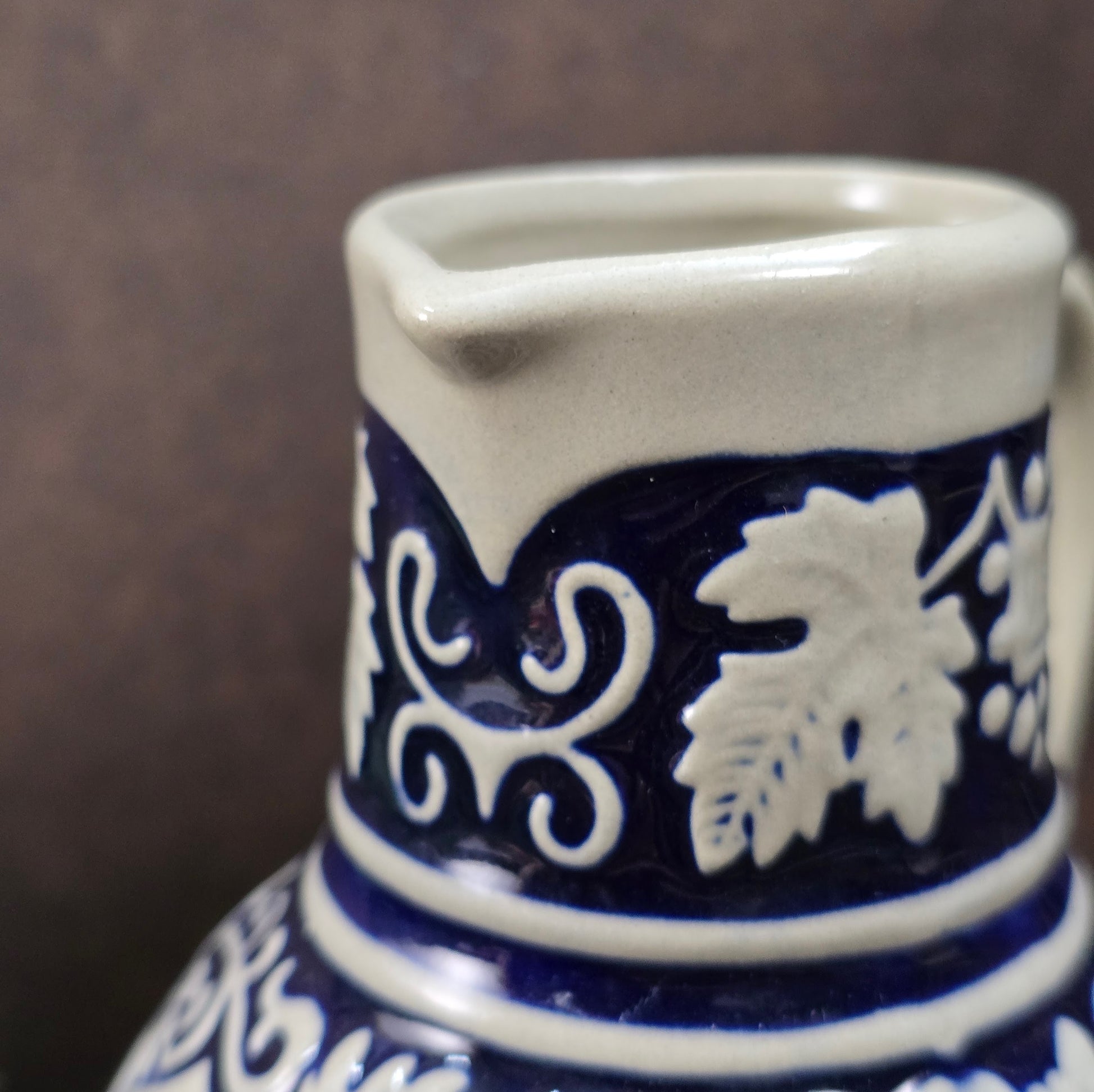 Weinkrug aus Steinzeug mit Trinkspruch & Weinreben-Motiv von Gerz. Salzglasierte Keramik aus den 50ern – ideales Geschenk oder Sammlerstück!