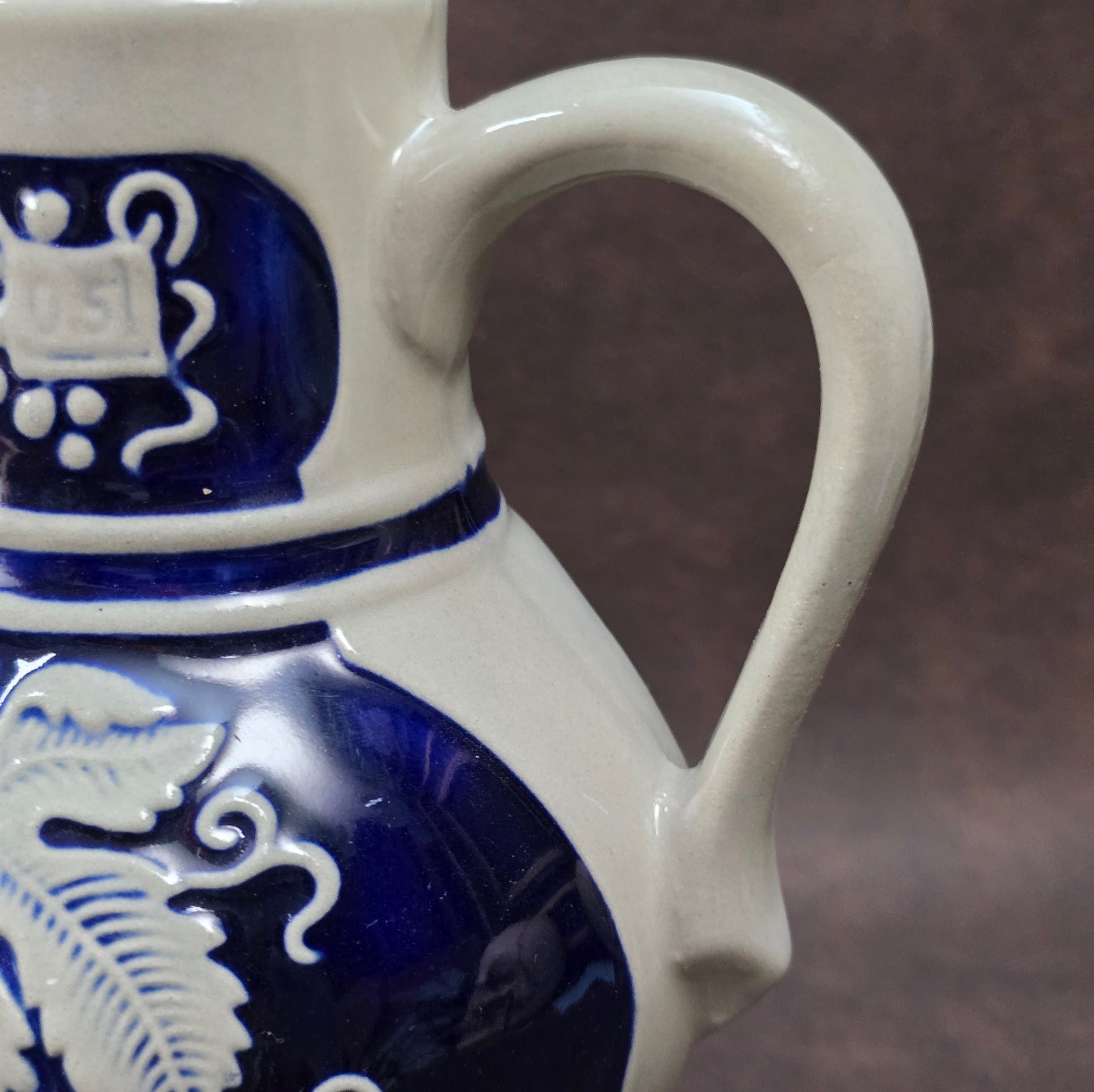 Weinkrug aus Steinzeug mit Trinkspruch & Weinreben-Motiv von Gerz. Salzglasierte Keramik aus den 50ern – ideales Geschenk oder Sammlerstück!