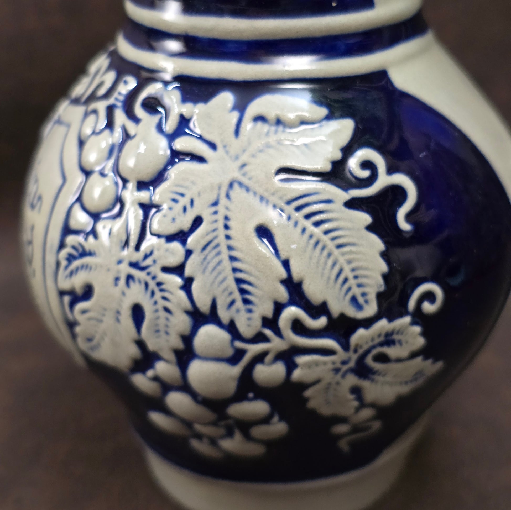 Weinkrug aus Steinzeug mit Trinkspruch & Weinreben-Motiv von Gerz. Salzglasierte Keramik aus den 50ern – ideales Geschenk oder Sammlerstück!