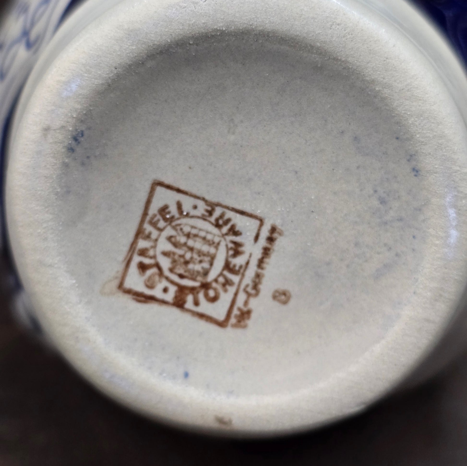 Weinkrug aus Steinzeug mit Trinkspruch & Weinreben-Motiv von Gerz. Salzglasierte Keramik aus den 50ern – ideales Geschenk oder Sammlerstück!