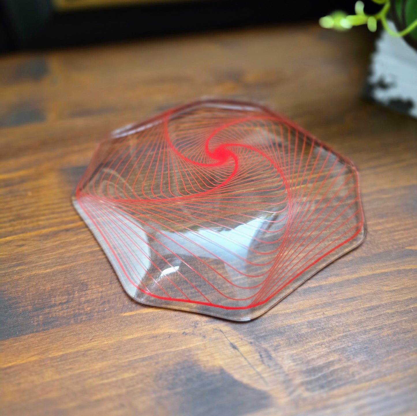 Vintage Glasschale (14,5 cm) mit rotem Swirl-Dekor – DDR, 1970er – von VEB Thermoform Olbernhau. Ideal für Snacks oder als Deko. Sehr guter Zustand!