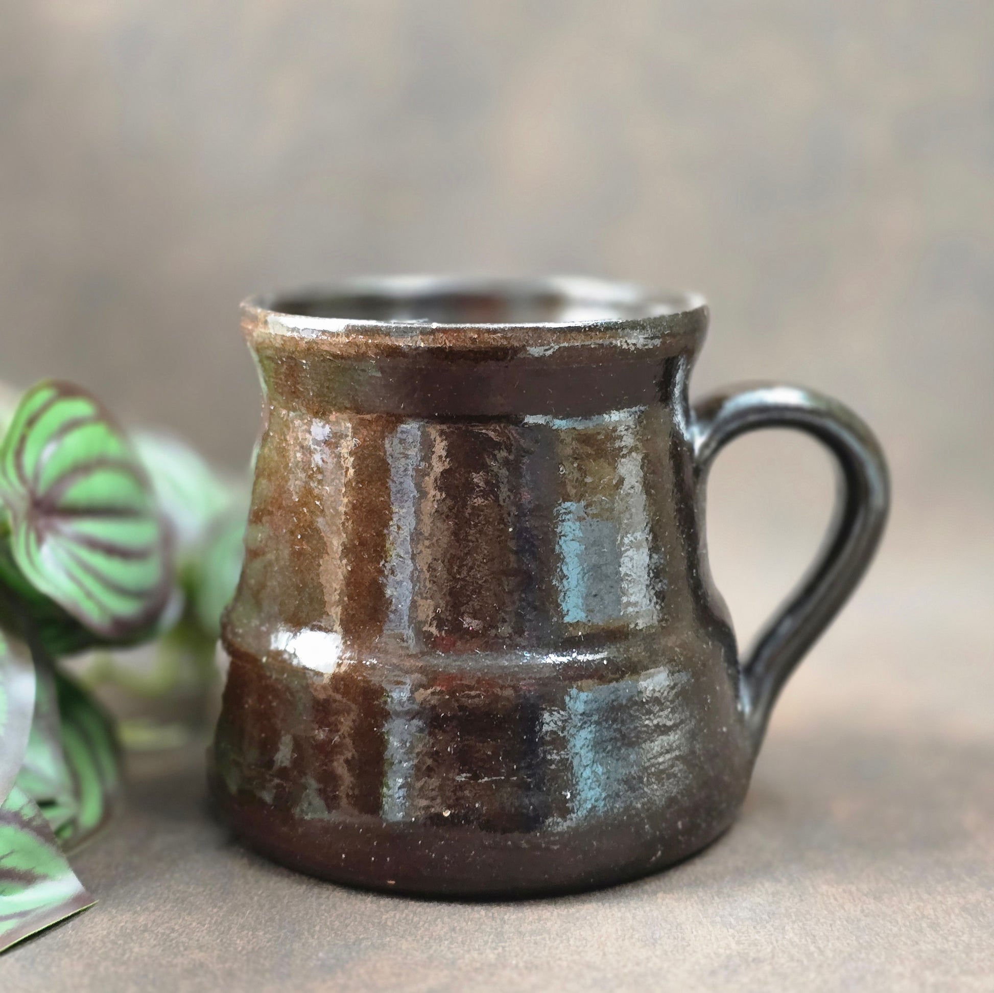 Vintage Henkelbecher 0,5L – handgemacht, rote Irdenware mit dunkler Glasur, Balkan 70er/80er. Rustikal, charmant & ein Stück Ostblock-Urlaubsgeschichte.