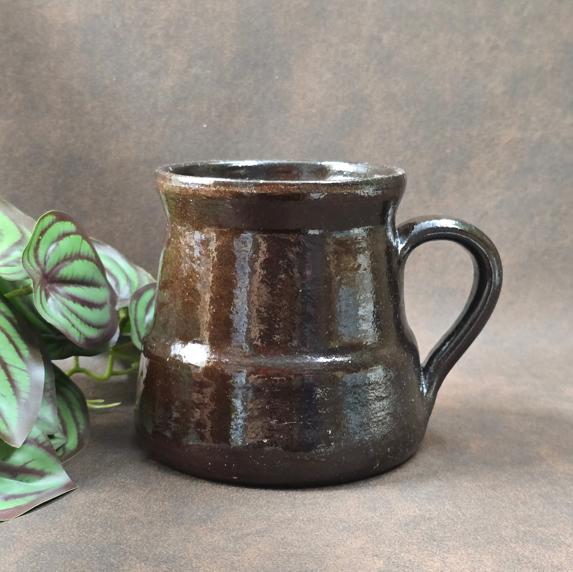 Vintage Henkelbecher 0,5L – handgemacht, rote Irdenware mit dunkler Glasur, Balkan 70er/80er. Rustikal, charmant & ein Stück Ostblock-Urlaubsgeschichte.